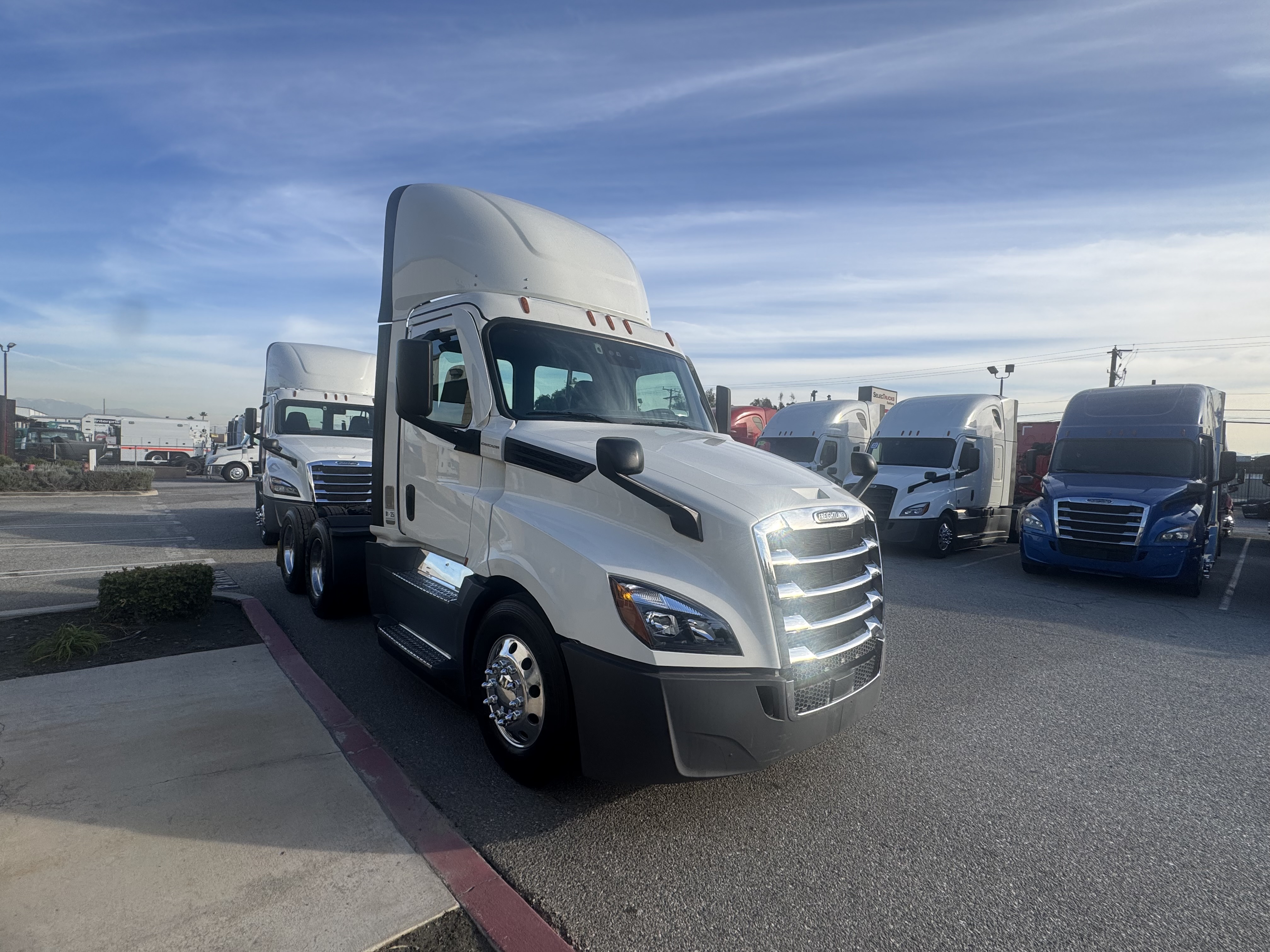 2021 FREIGHTLINER CASCADIA 126DC - image 8