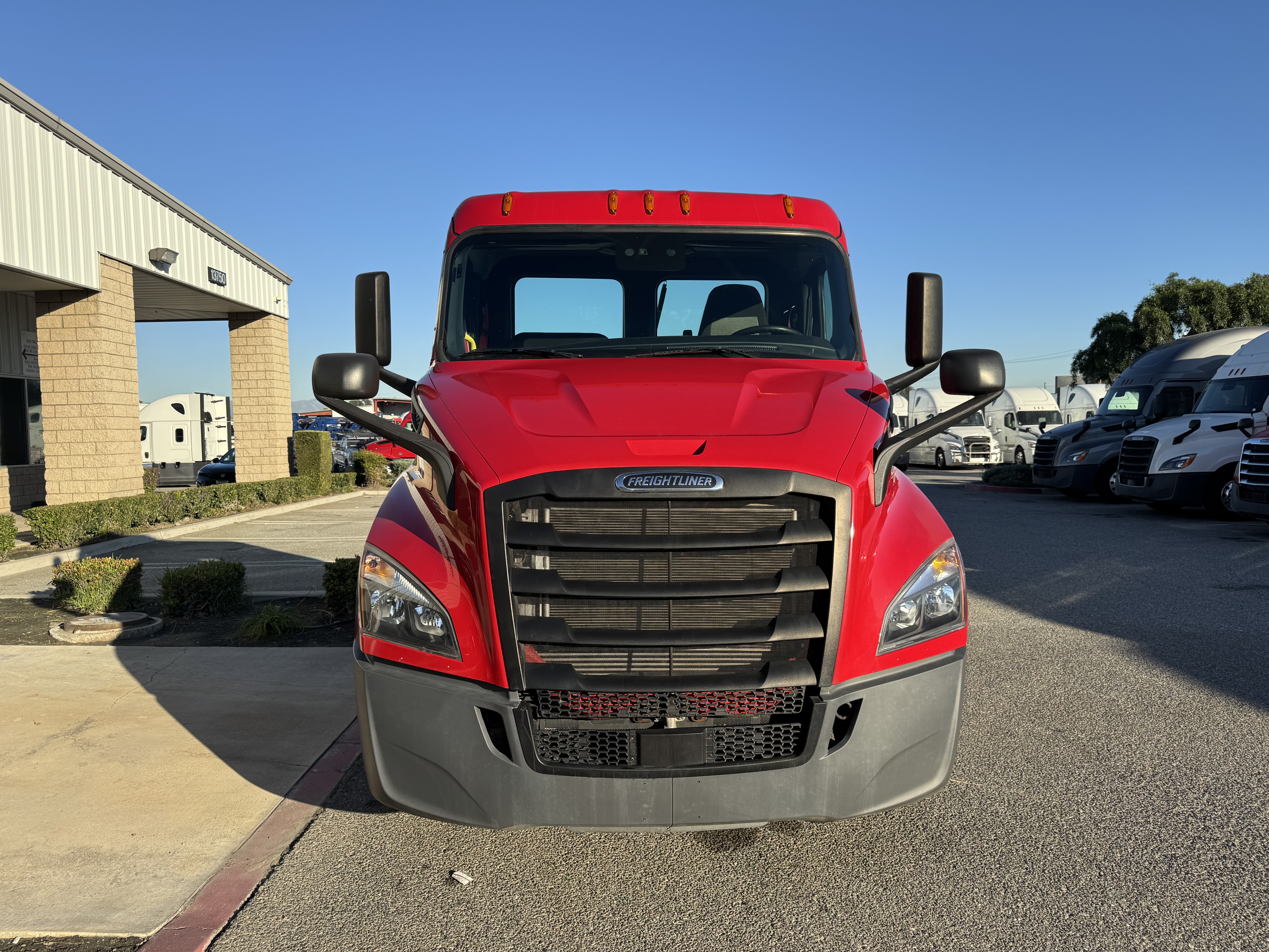 2021 FREIGHTLINER CASCADIA 116DC - image 2