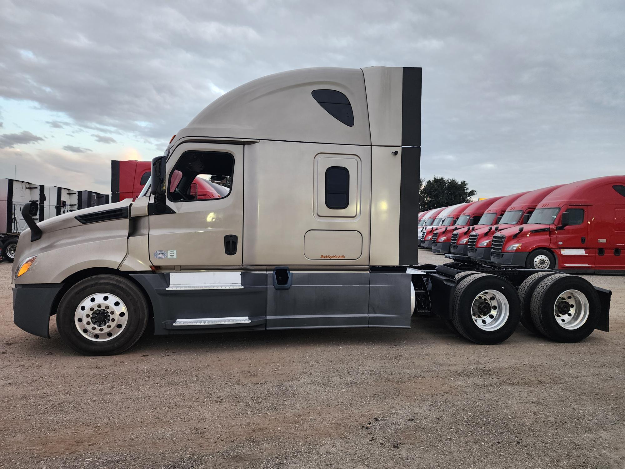 2019 FREIGHTLINER CASCADIA 126SLP - image 3