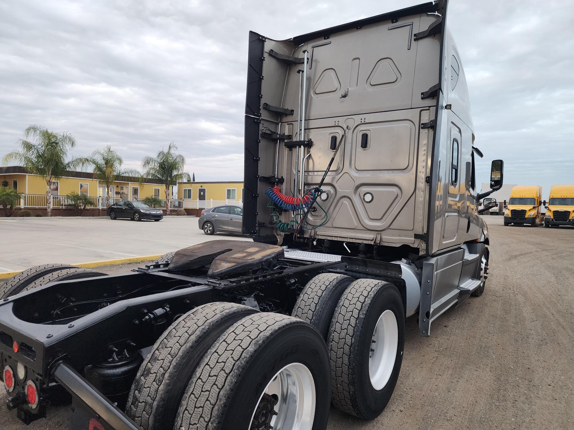 2019 FREIGHTLINER CASCADIA 126SLP - image 6