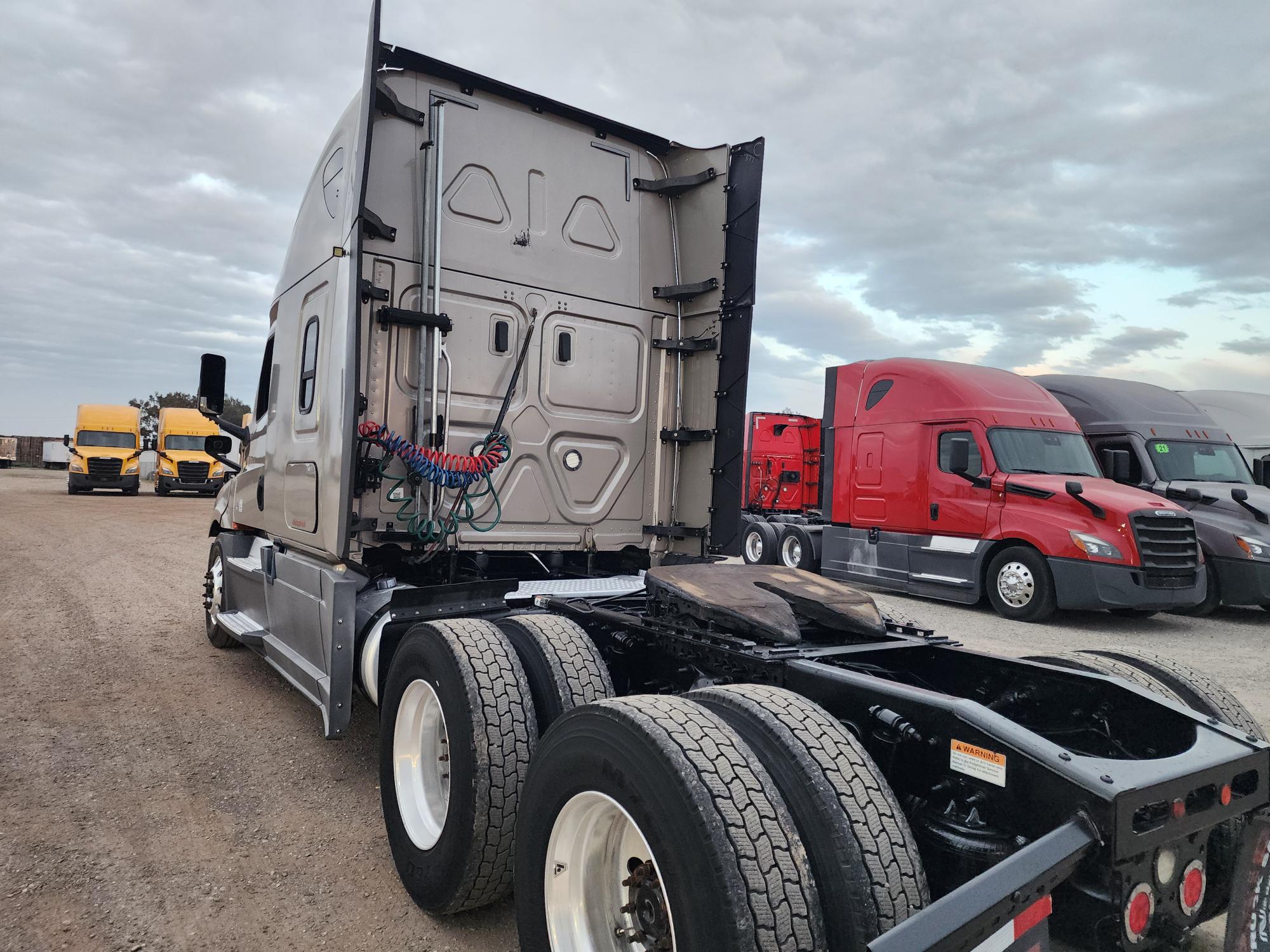 2019 FREIGHTLINER CASCADIA 126SLP - image 4