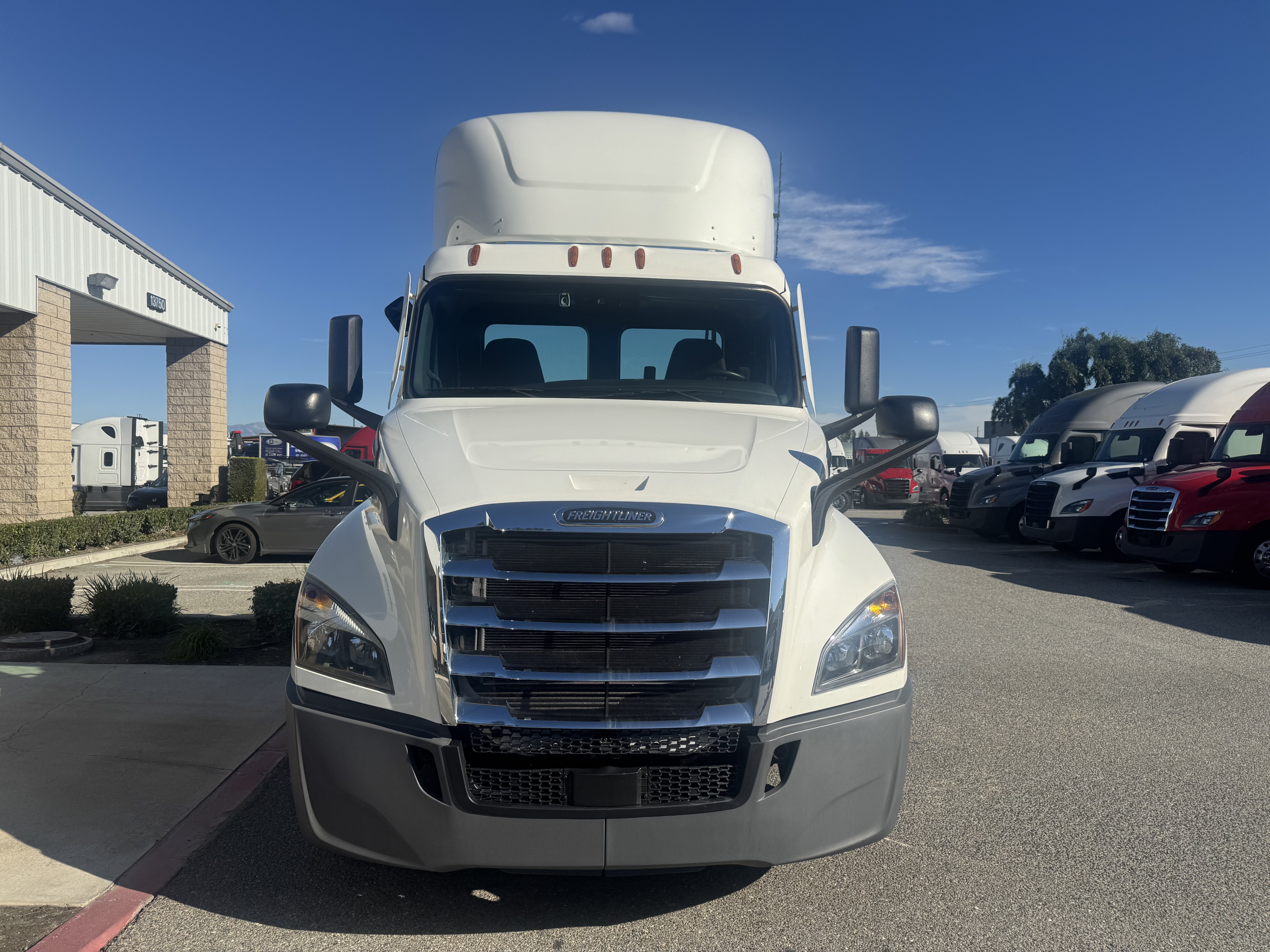 2021 FREIGHTLINER CASCADIA 126DC - image 2