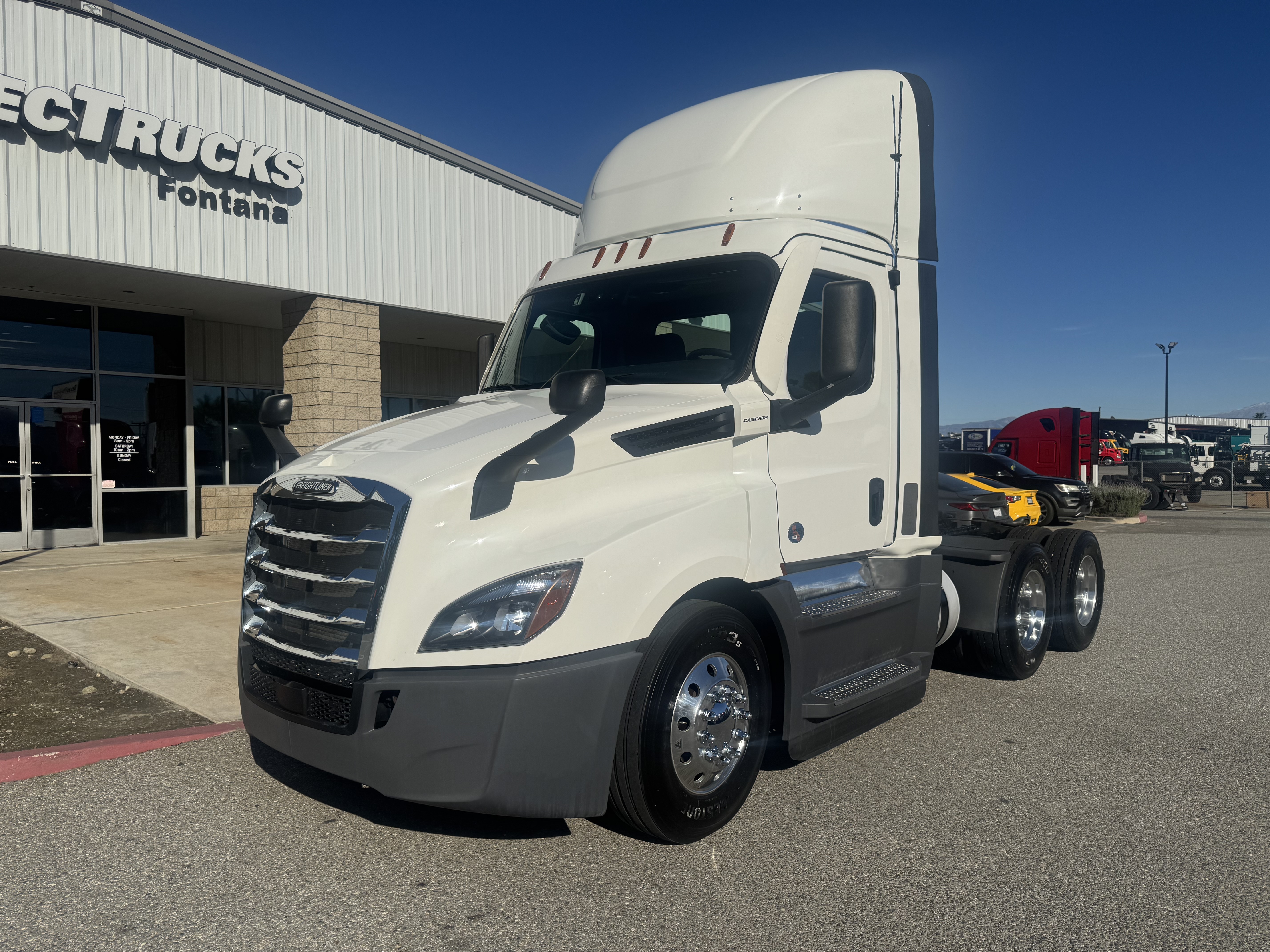 2021 FREIGHTLINER CASCADIA 126DC - image 1