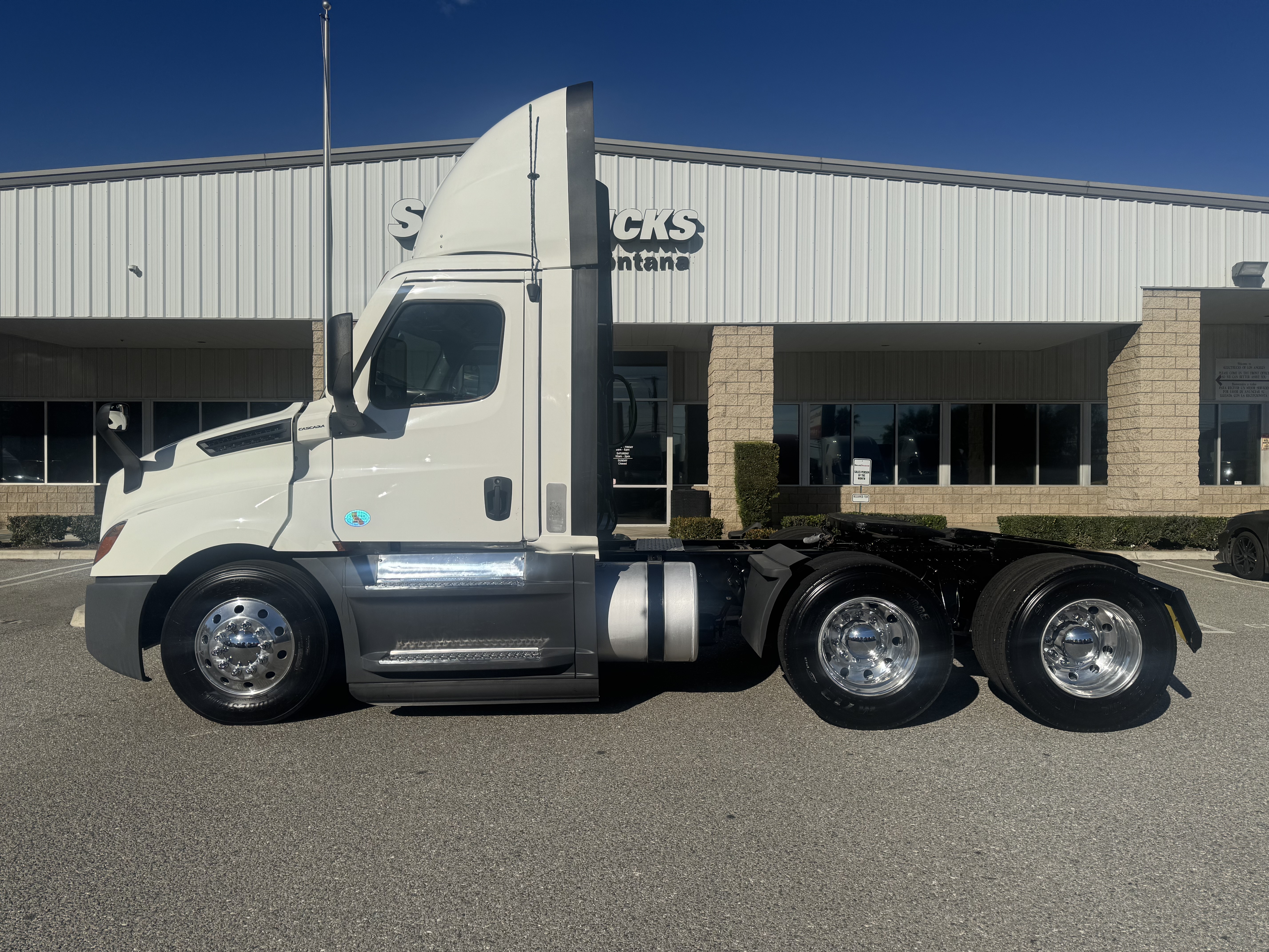 2021 FREIGHTLINER CASCADIA 126DC - image 3