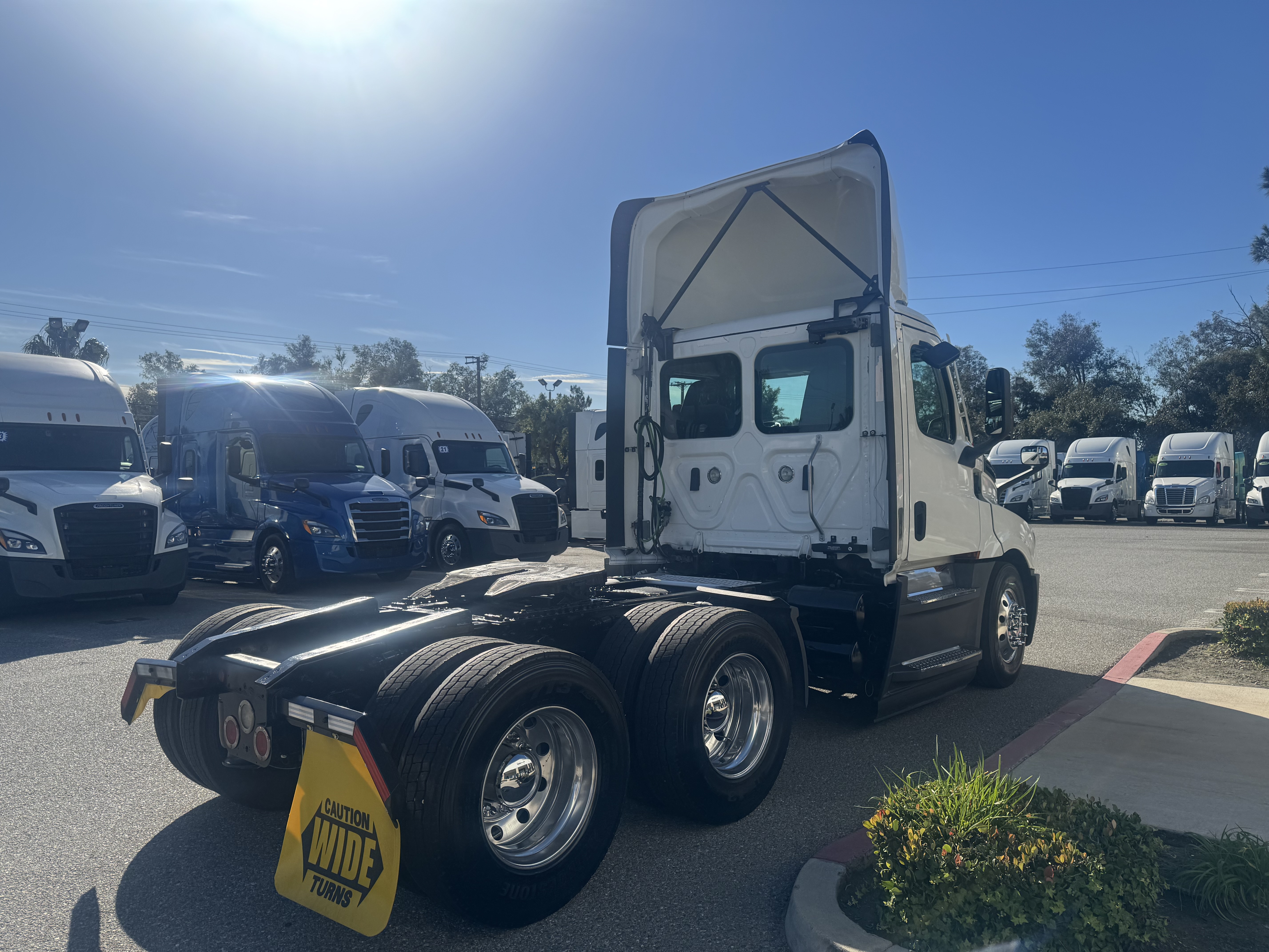 2021 FREIGHTLINER CASCADIA 126DC - image 6