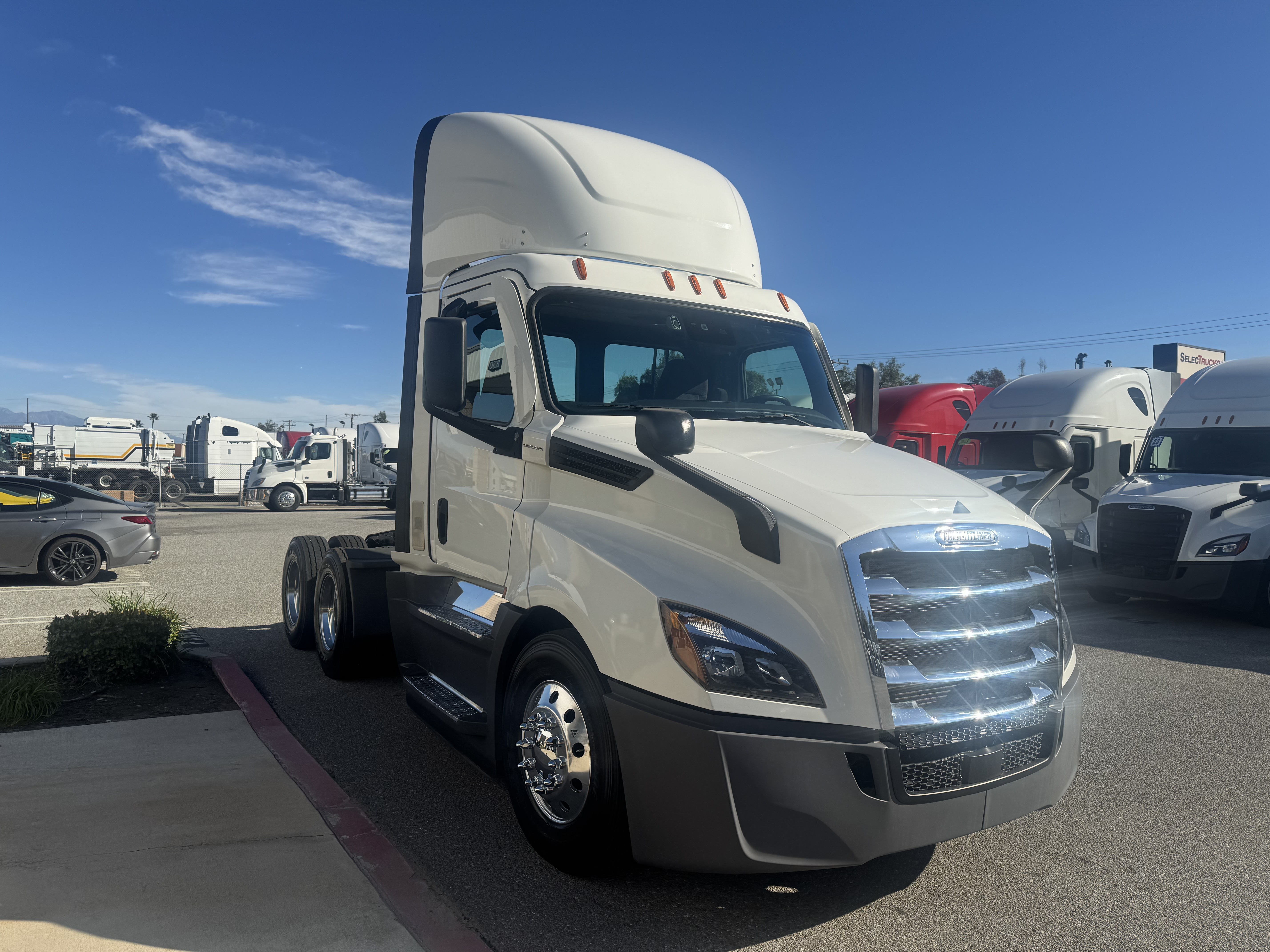 2021 FREIGHTLINER CASCADIA 126DC - image 8
