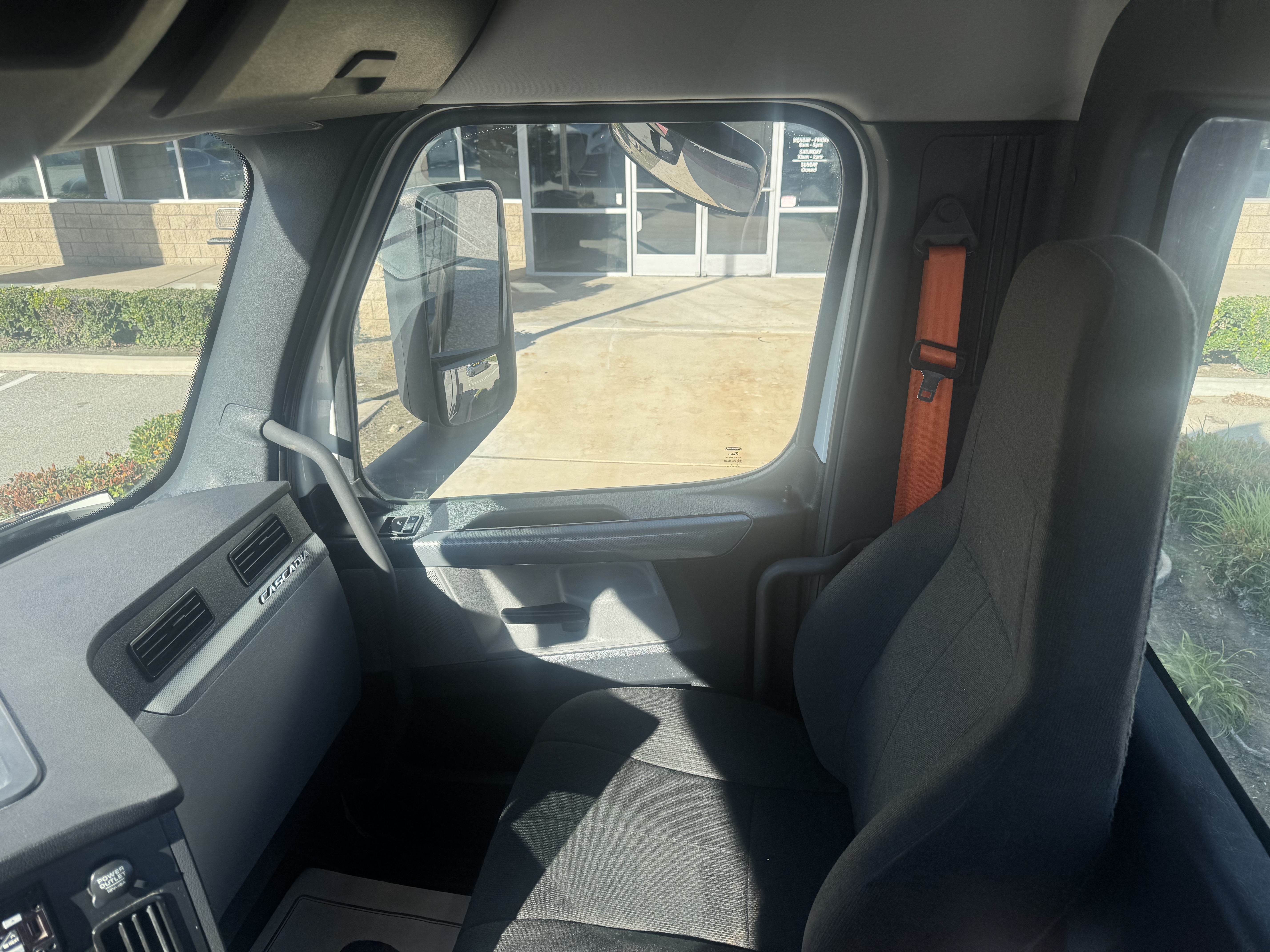 2021 FREIGHTLINER CASCADIA 126DC - image 19