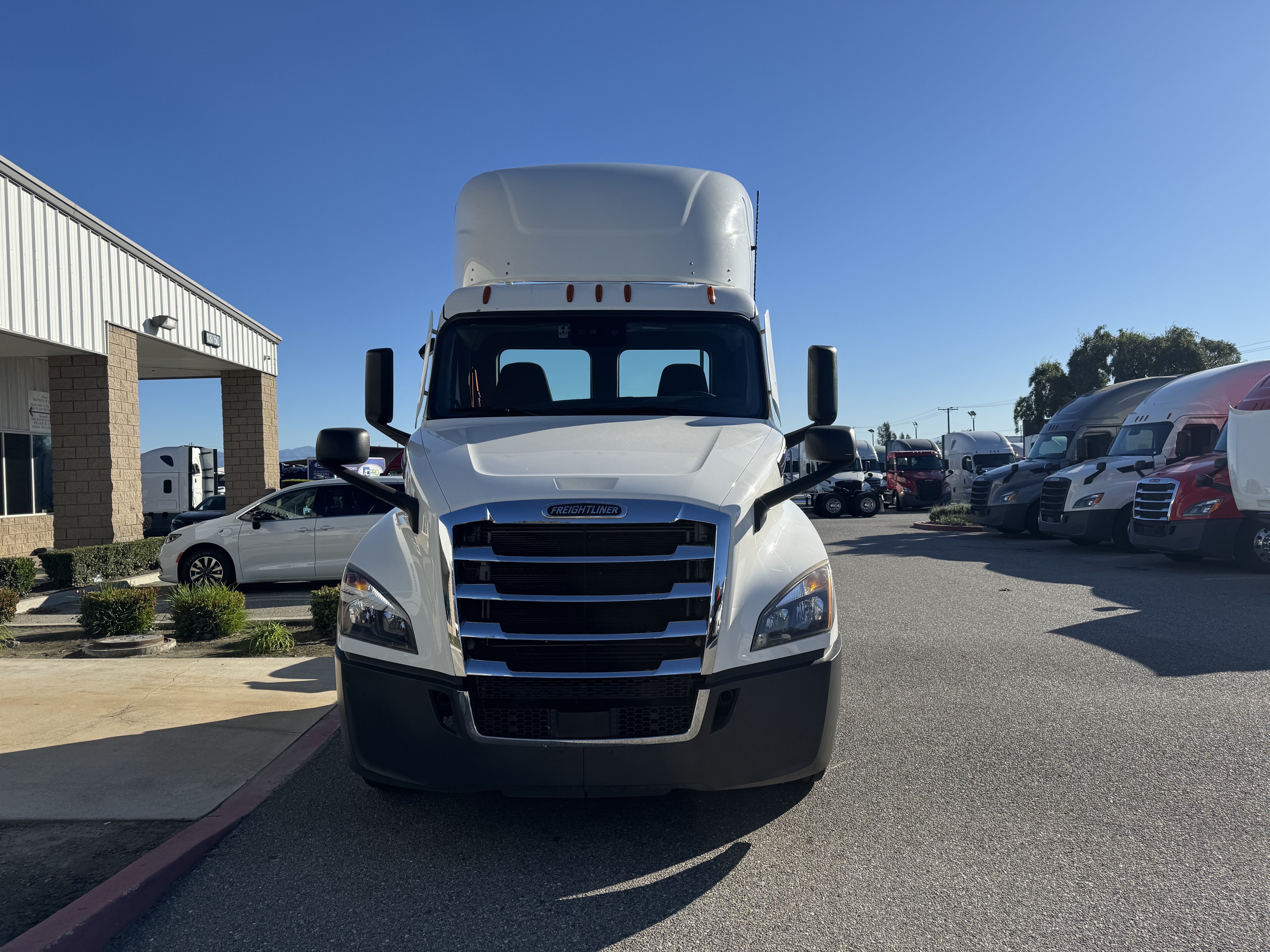2021 FREIGHTLINER CASCADIA 126DC - image 2