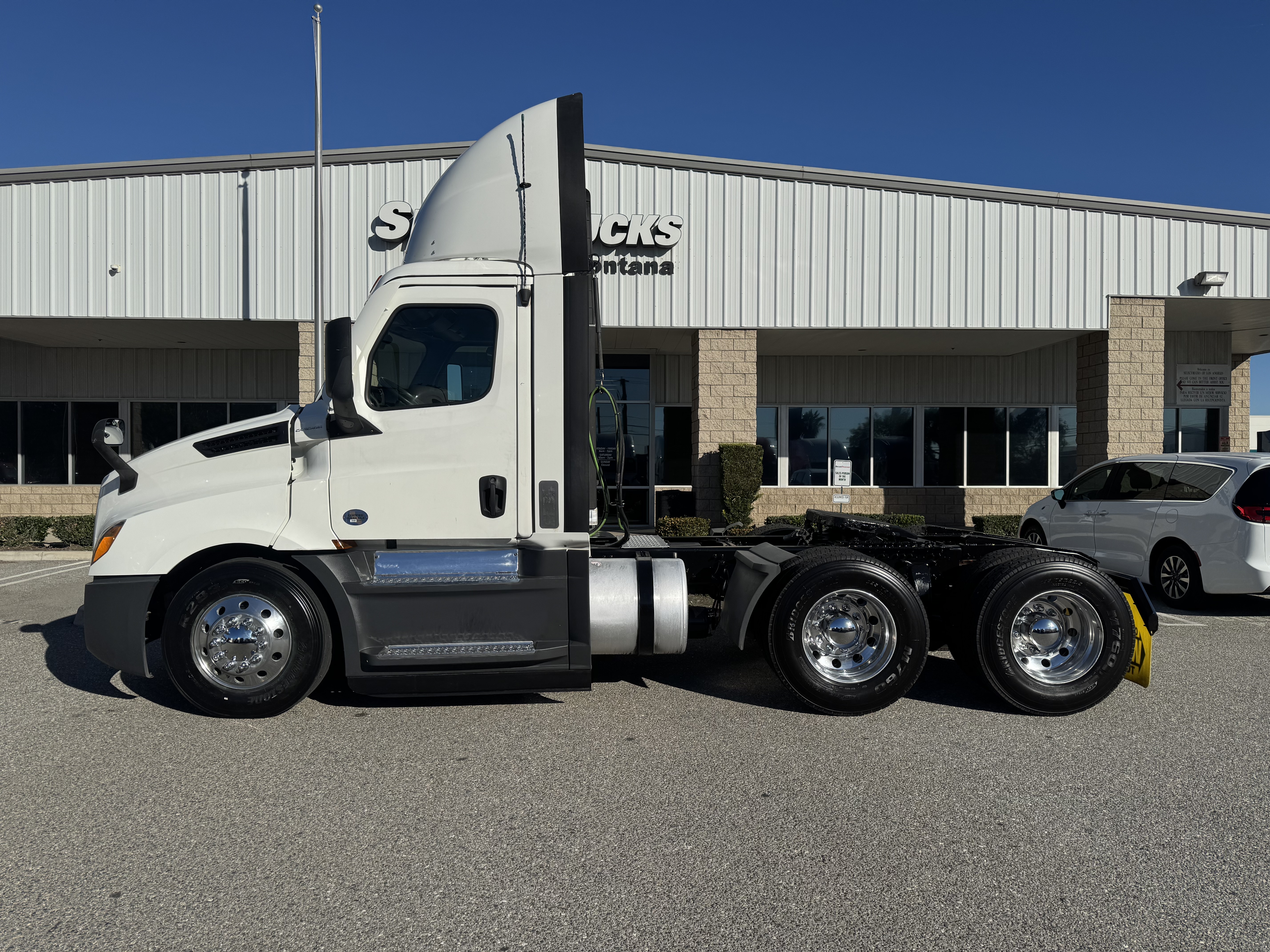 2021 FREIGHTLINER CASCADIA 126DC - image 3