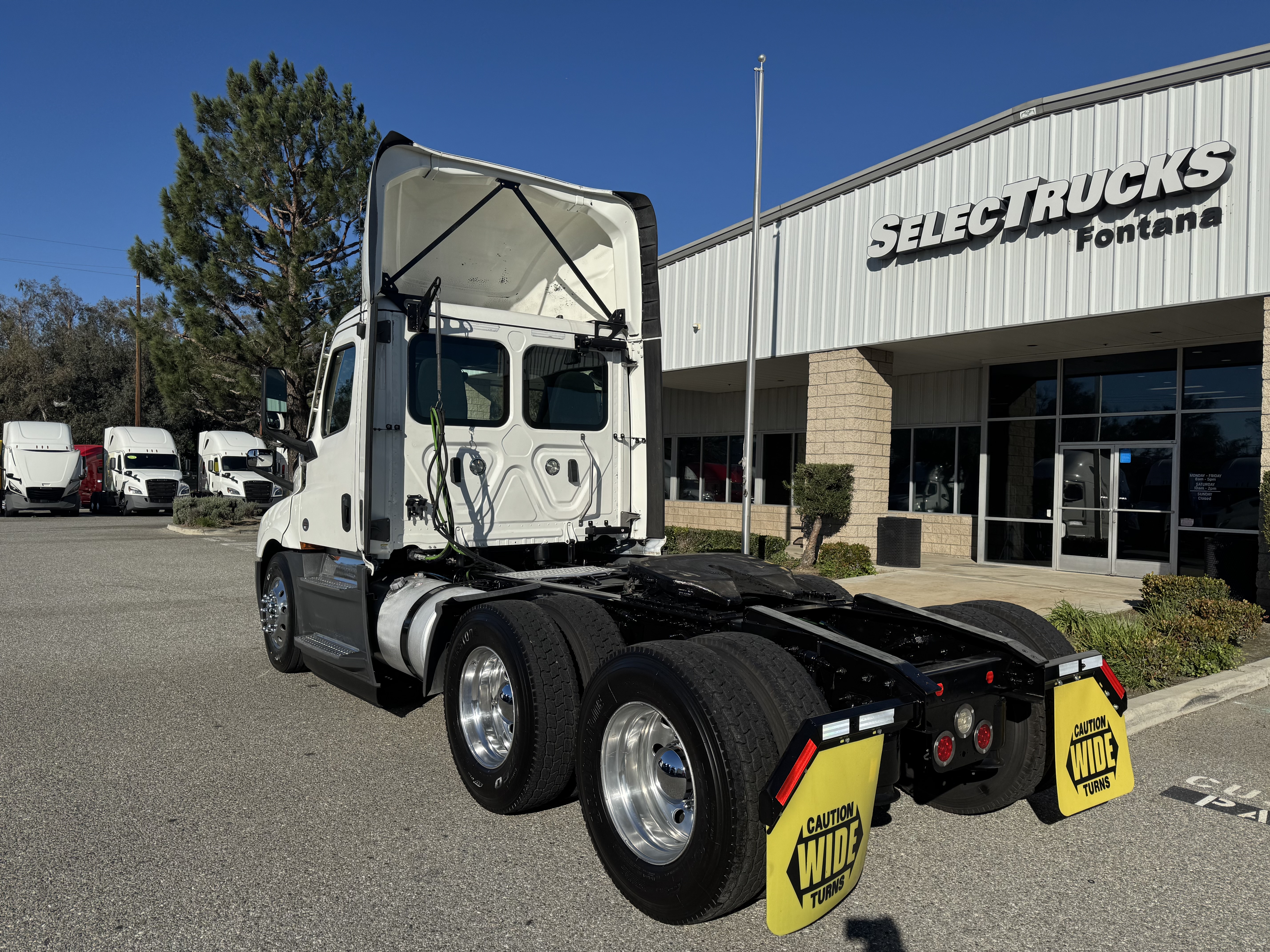 2021 FREIGHTLINER CASCADIA 126DC - image 4