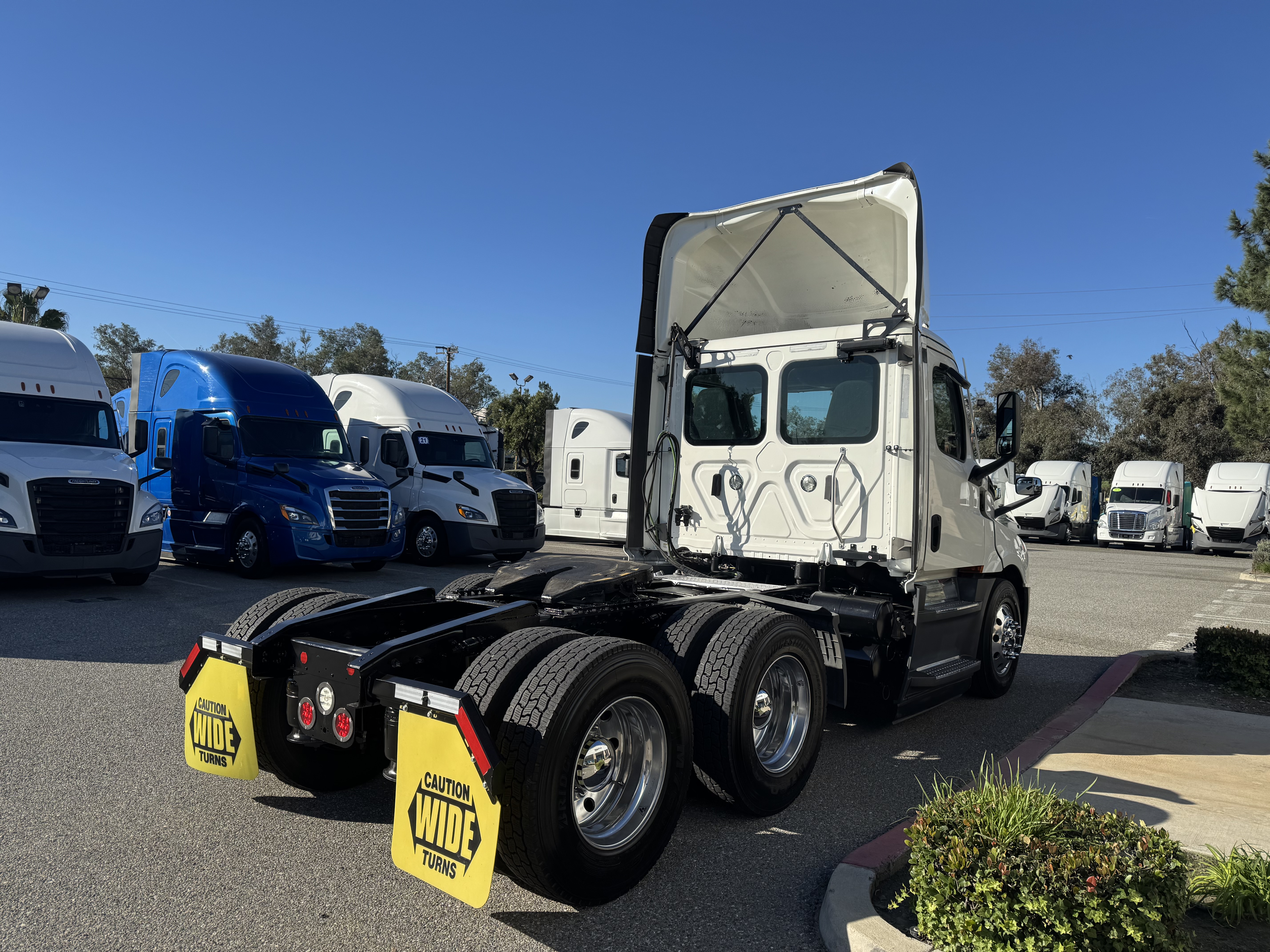 2021 FREIGHTLINER CASCADIA 126DC - image 5