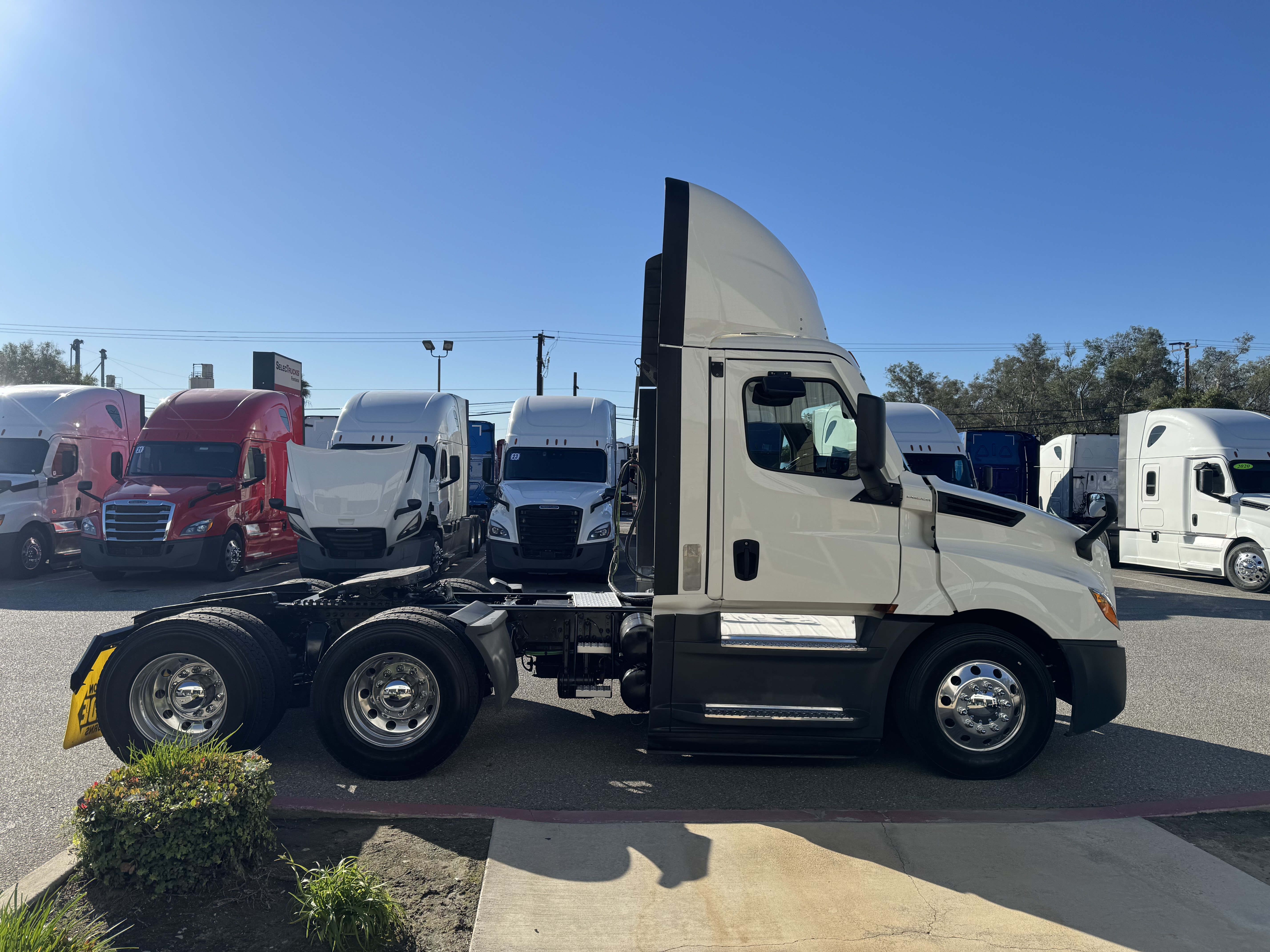 2021 FREIGHTLINER CASCADIA 126DC - image 7