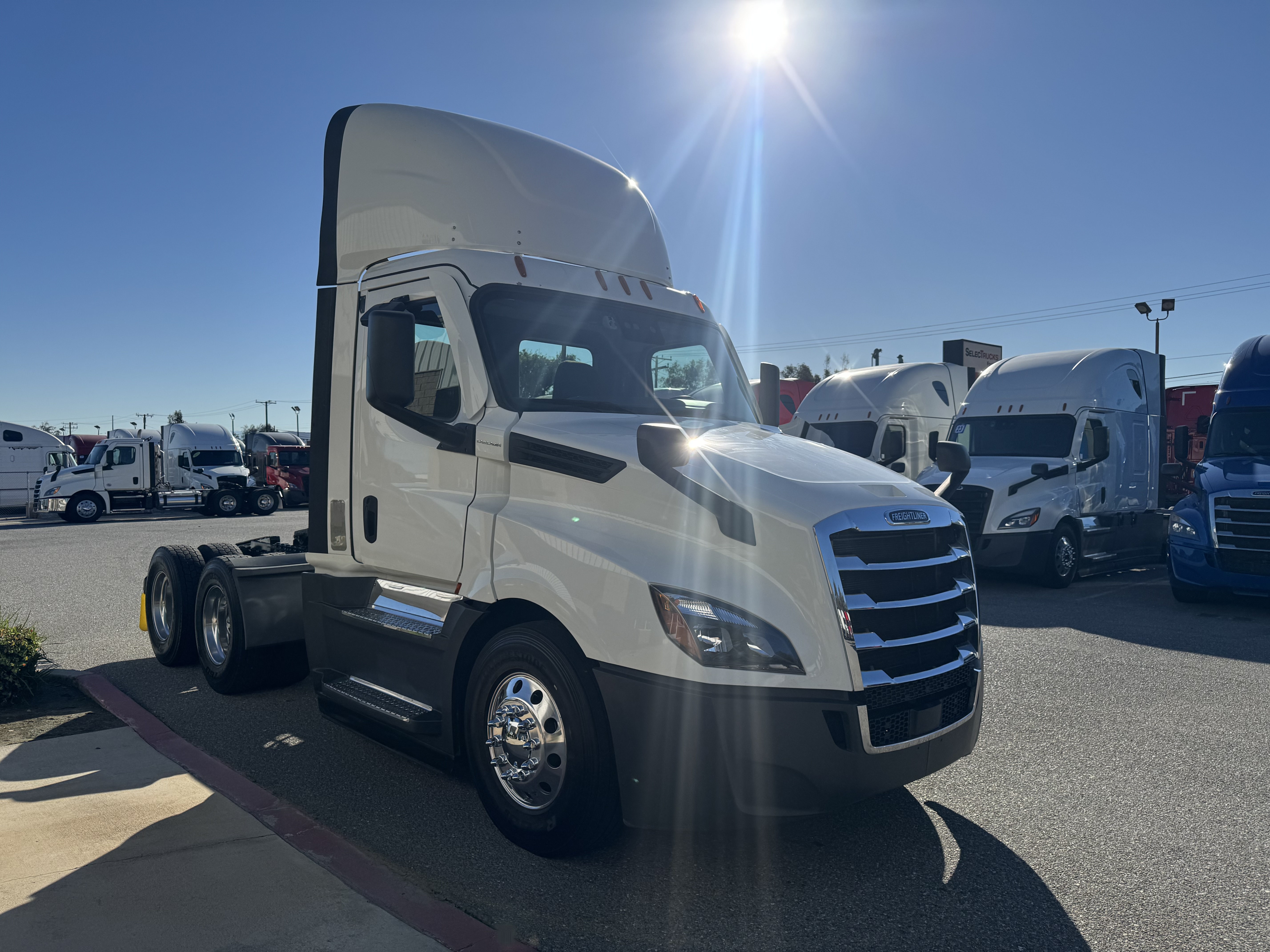2021 FREIGHTLINER CASCADIA 126DC - image 8