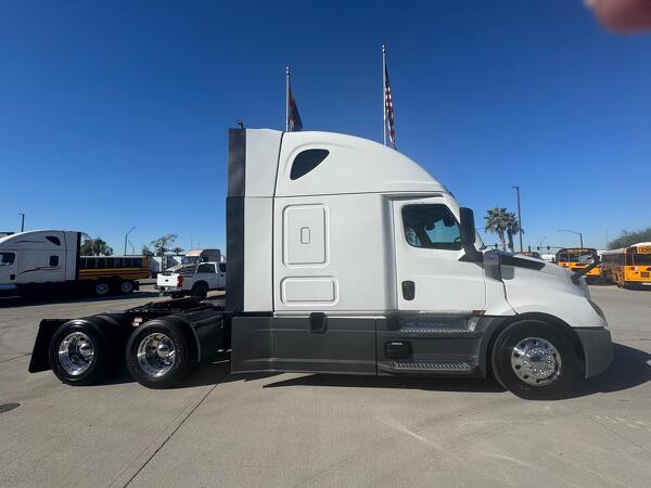 FREIGHTLINER CASCADIA 126SLP 2023 10