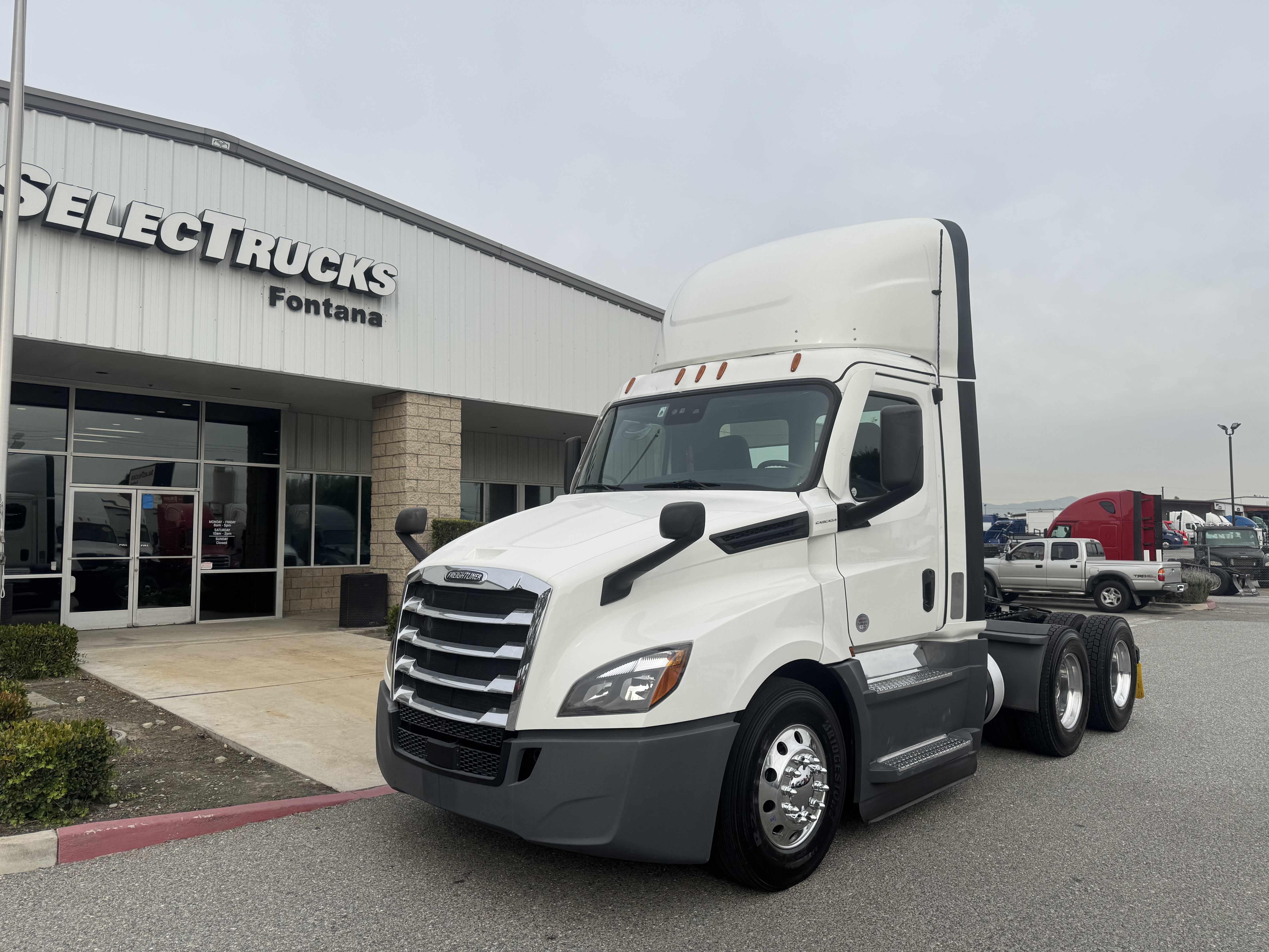 2021 FREIGHTLINER CASCADIA 126DC - image 1