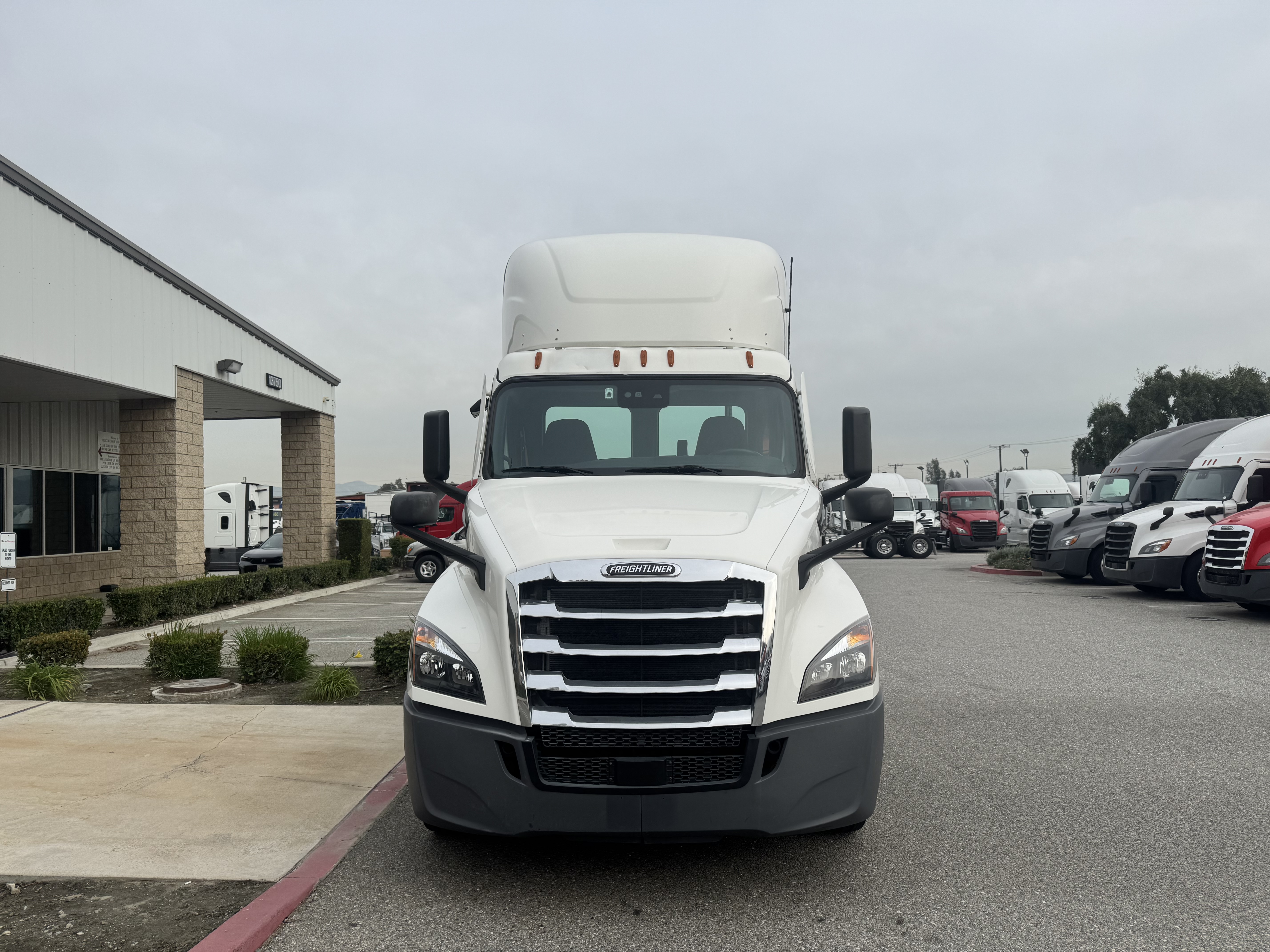 2021 FREIGHTLINER CASCADIA 126DC - image 2