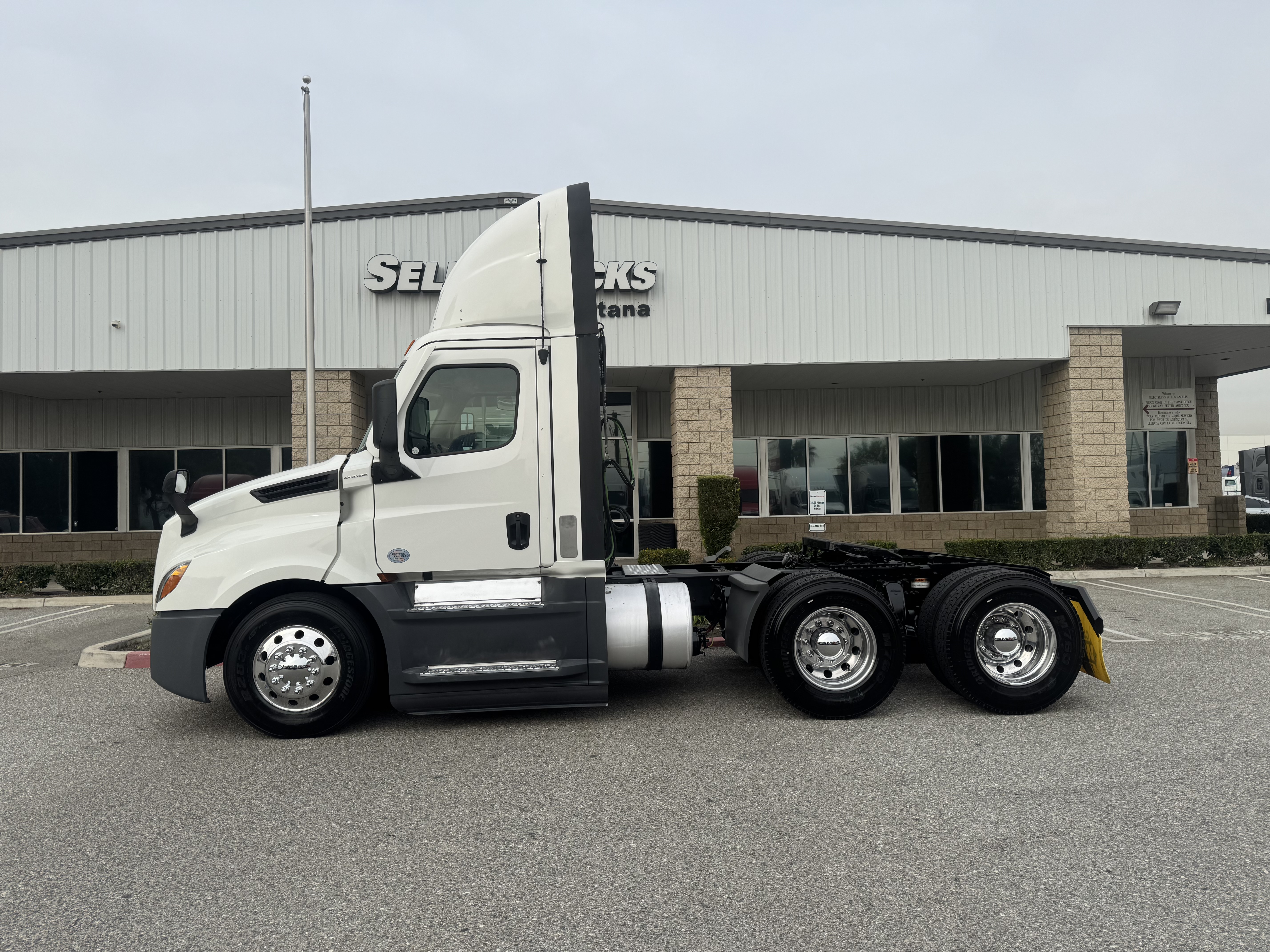 2021 FREIGHTLINER CASCADIA 126DC - image 3