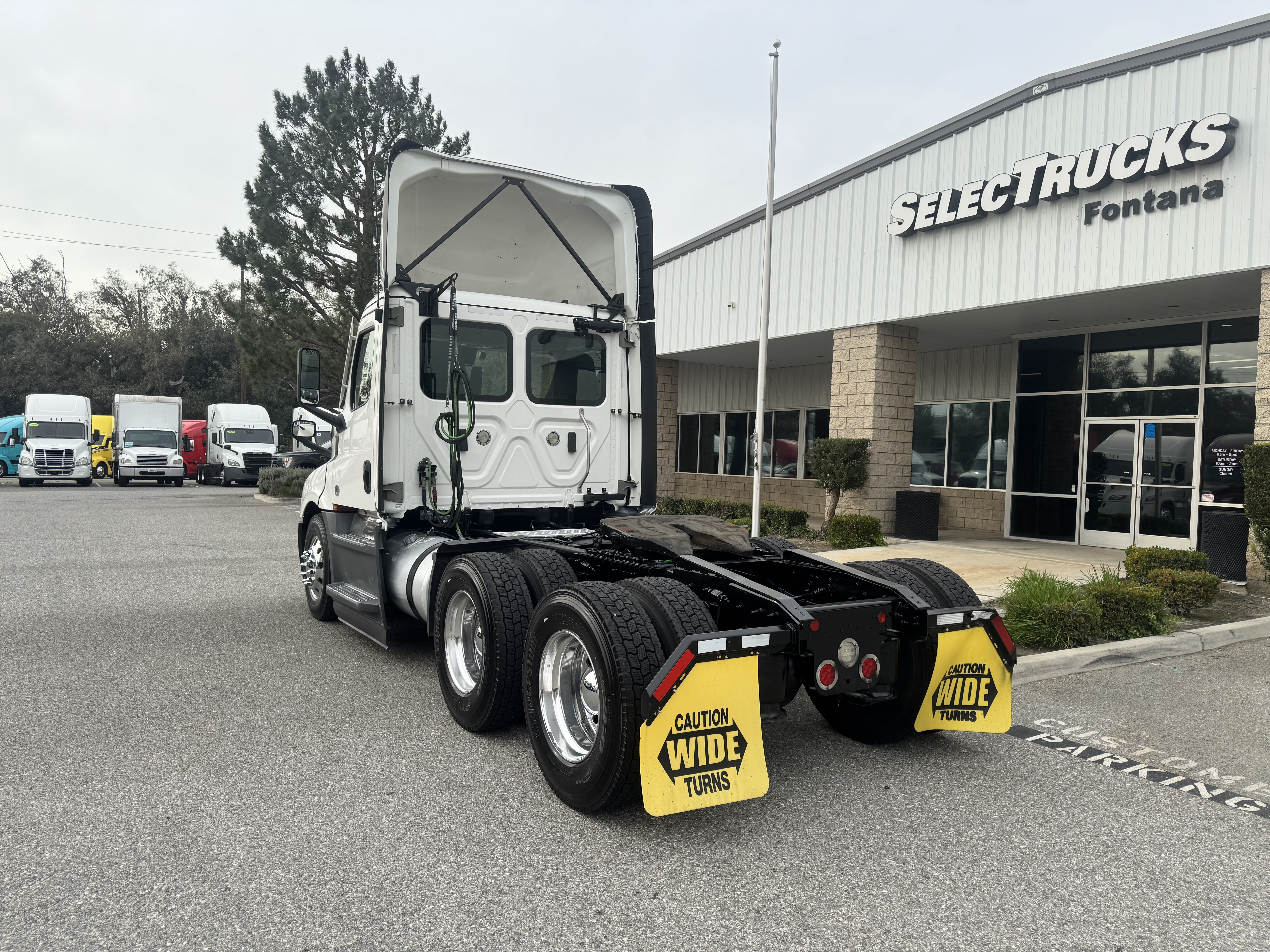 2021 FREIGHTLINER CASCADIA 126DC - image 4