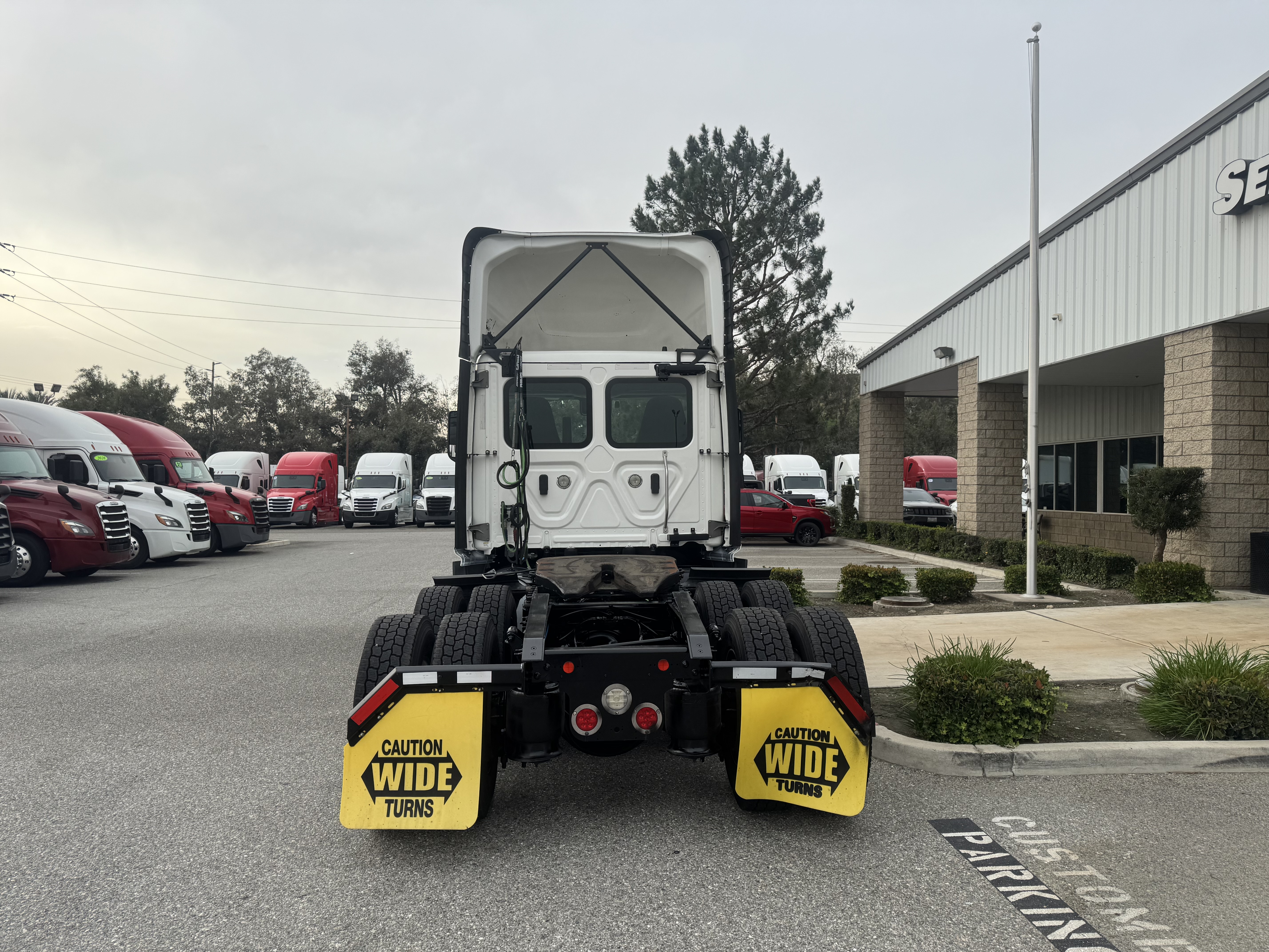 2021 FREIGHTLINER CASCADIA 126DC - image 5