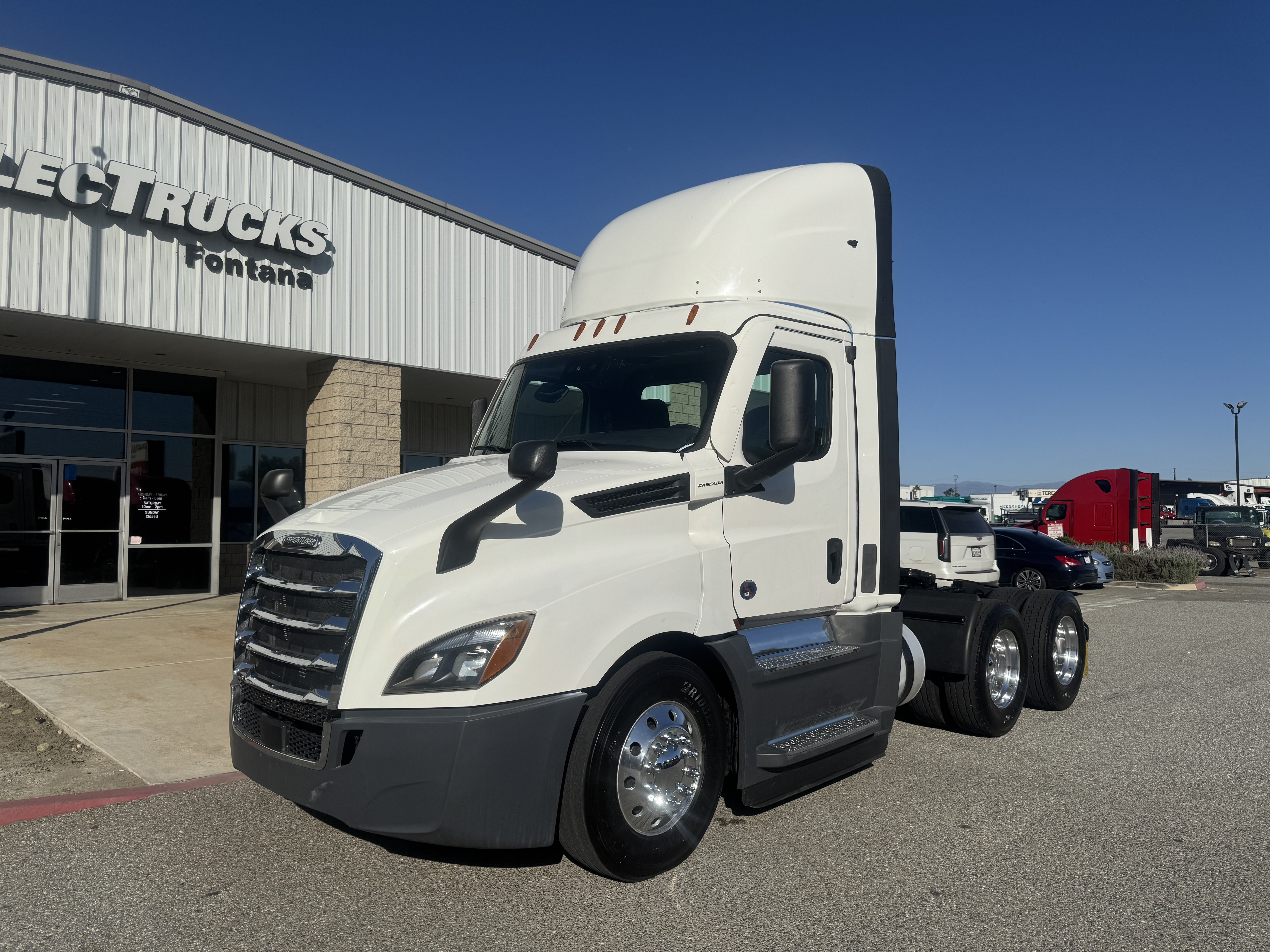 2021 FREIGHTLINER CASCADIA 126DC - image 1