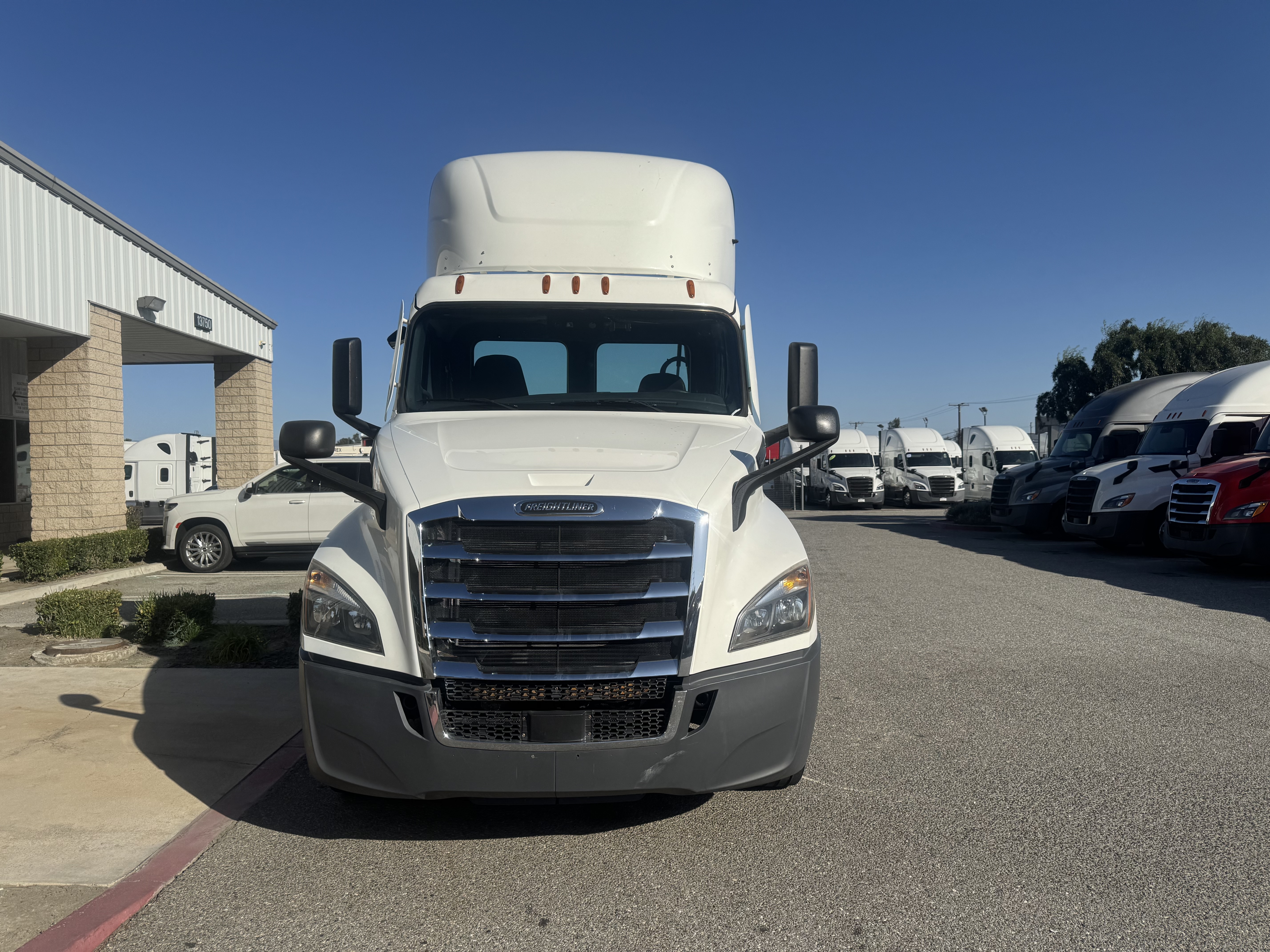 2021 FREIGHTLINER CASCADIA 126DC - image 2