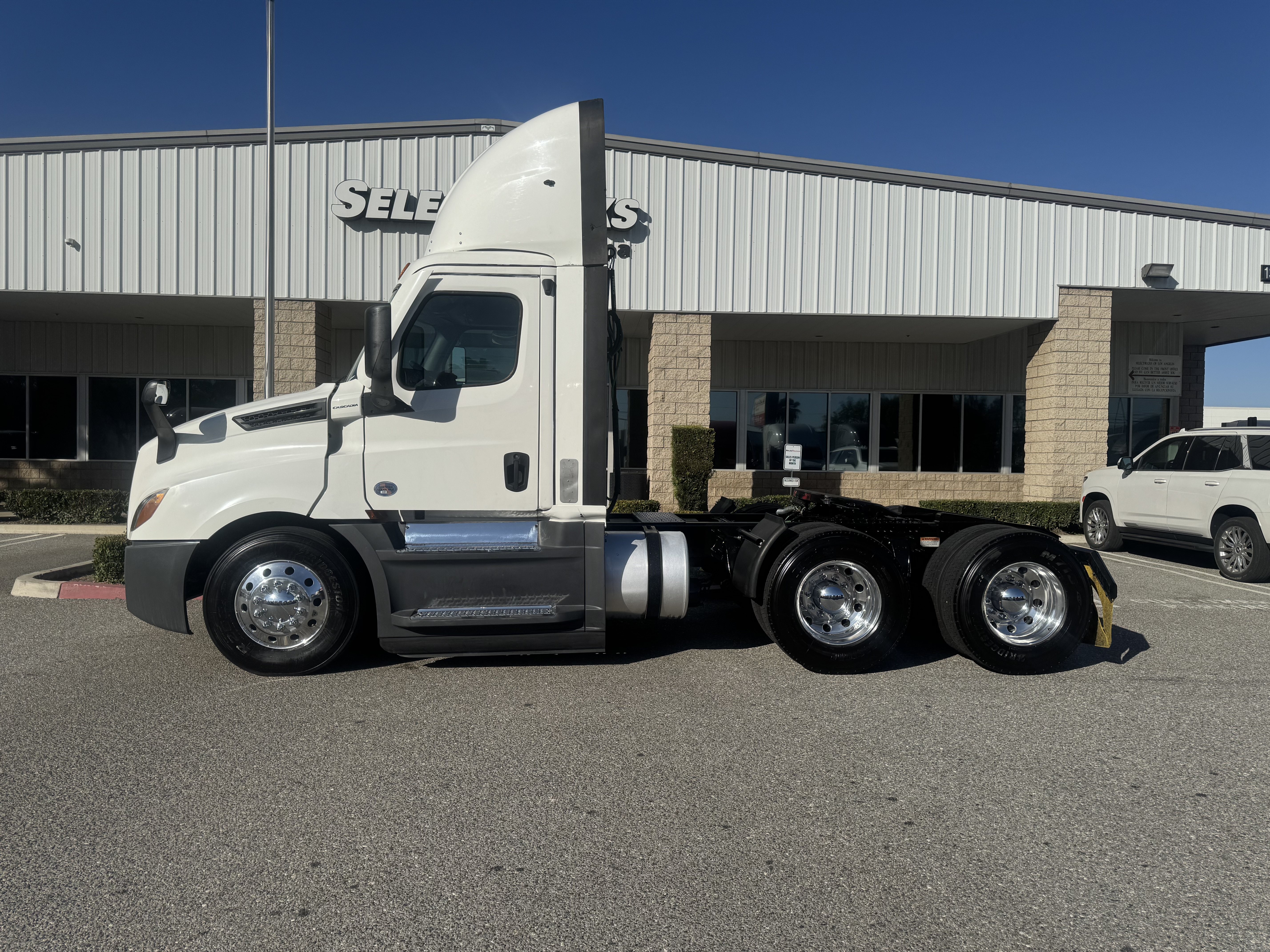 2021 FREIGHTLINER CASCADIA 126DC - image 3