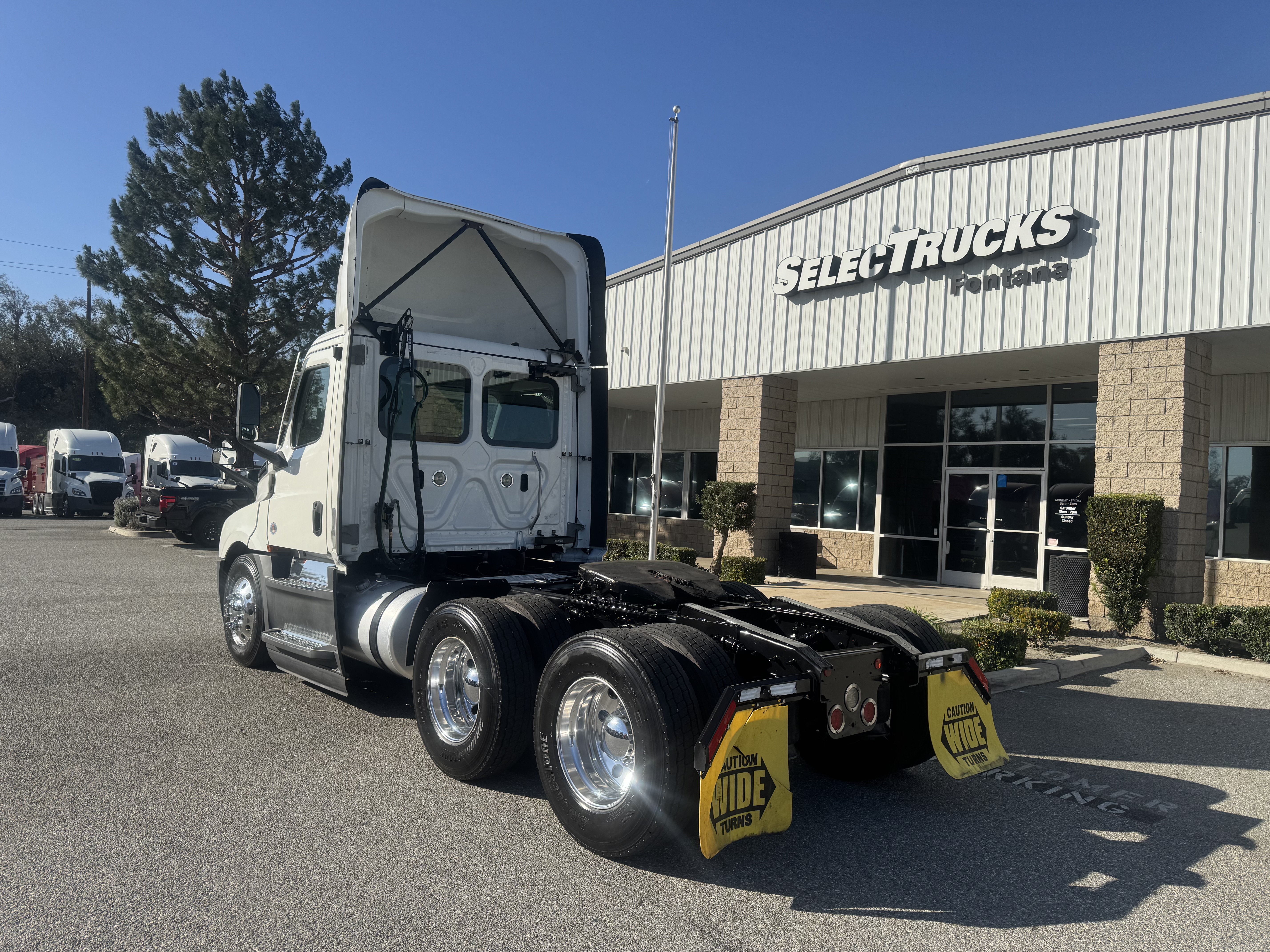 2021 FREIGHTLINER CASCADIA 126DC - image 4