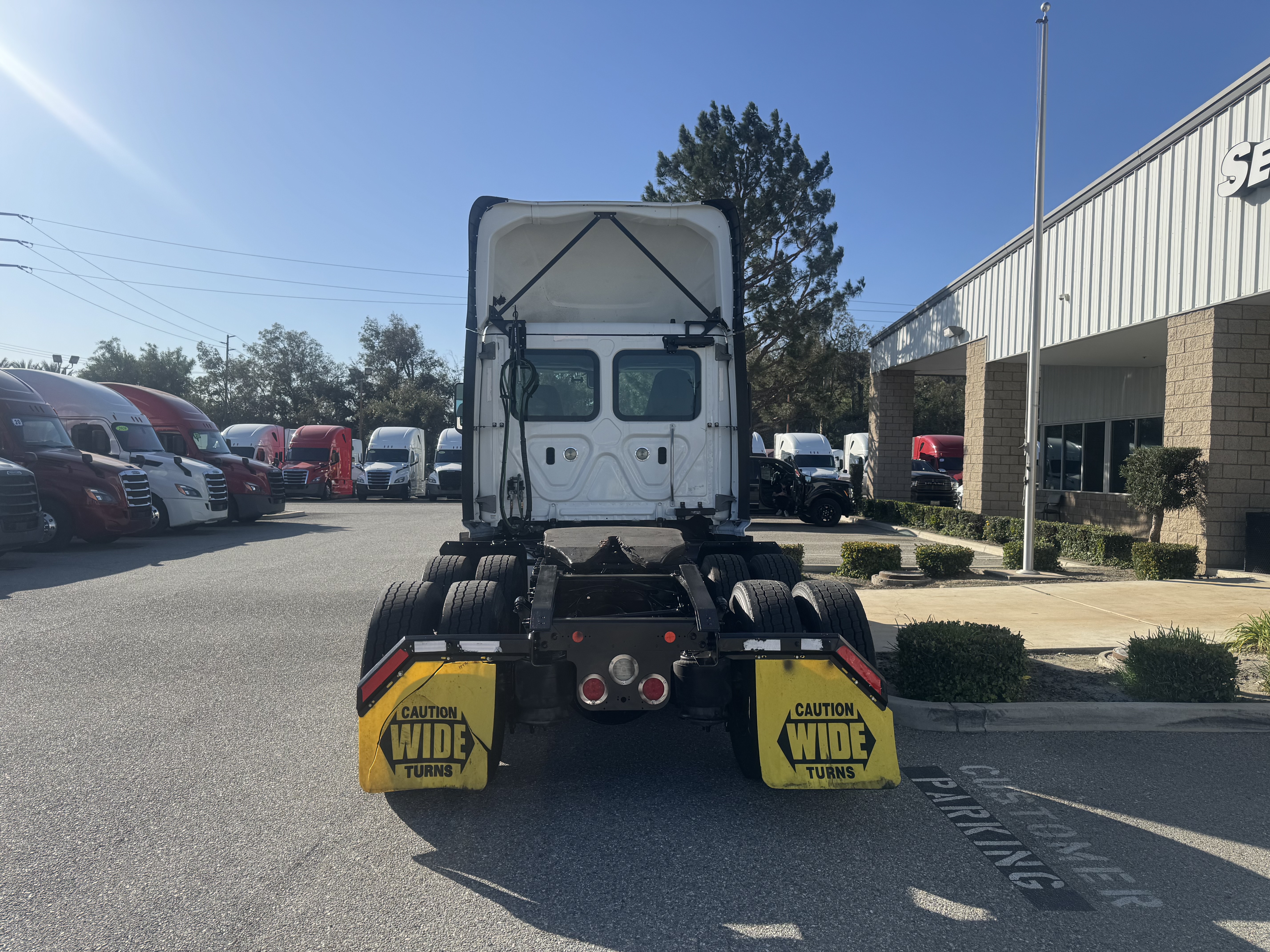 2021 FREIGHTLINER CASCADIA 126DC - image 5