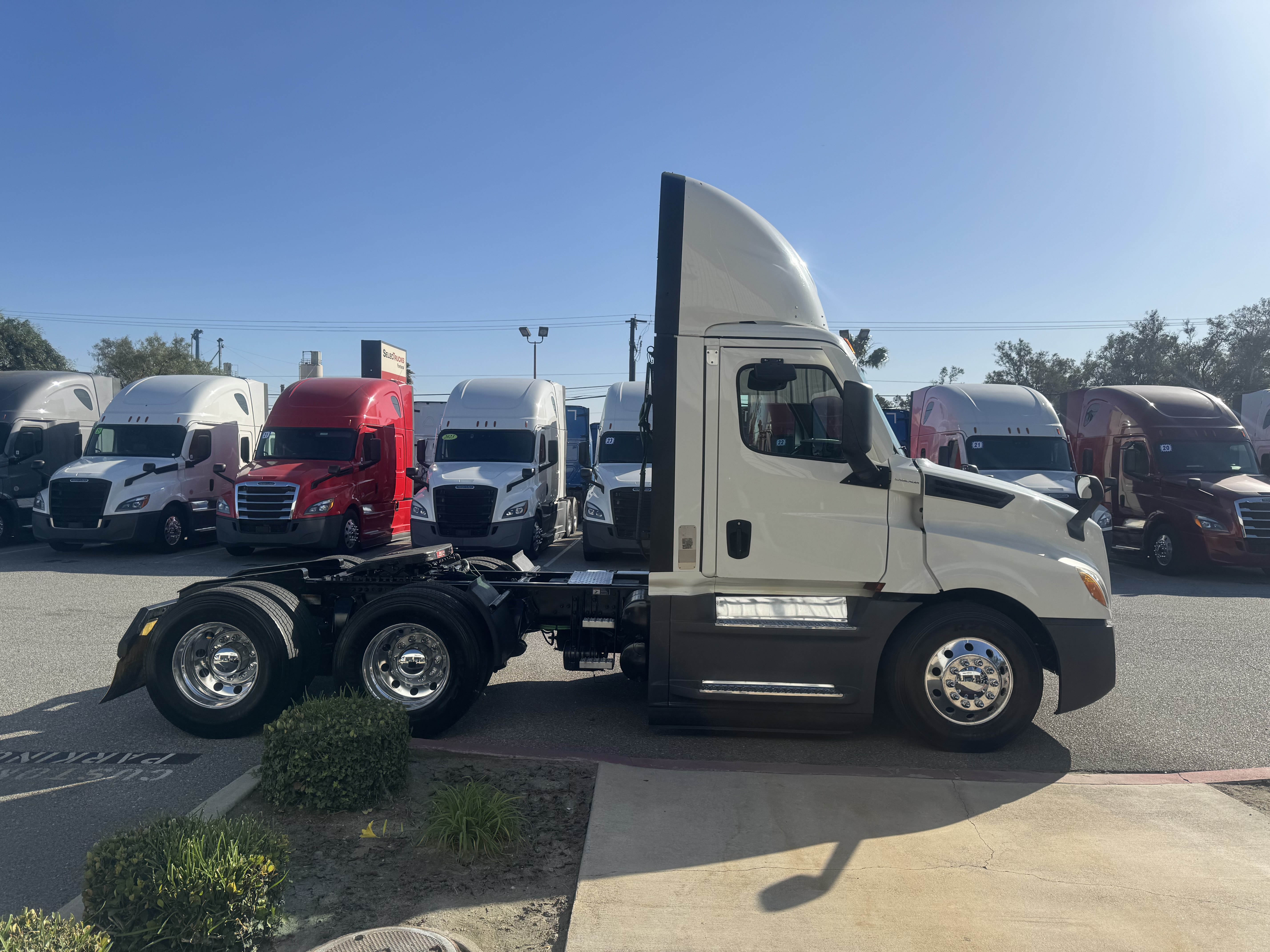 2021 FREIGHTLINER CASCADIA 126DC - image 7
