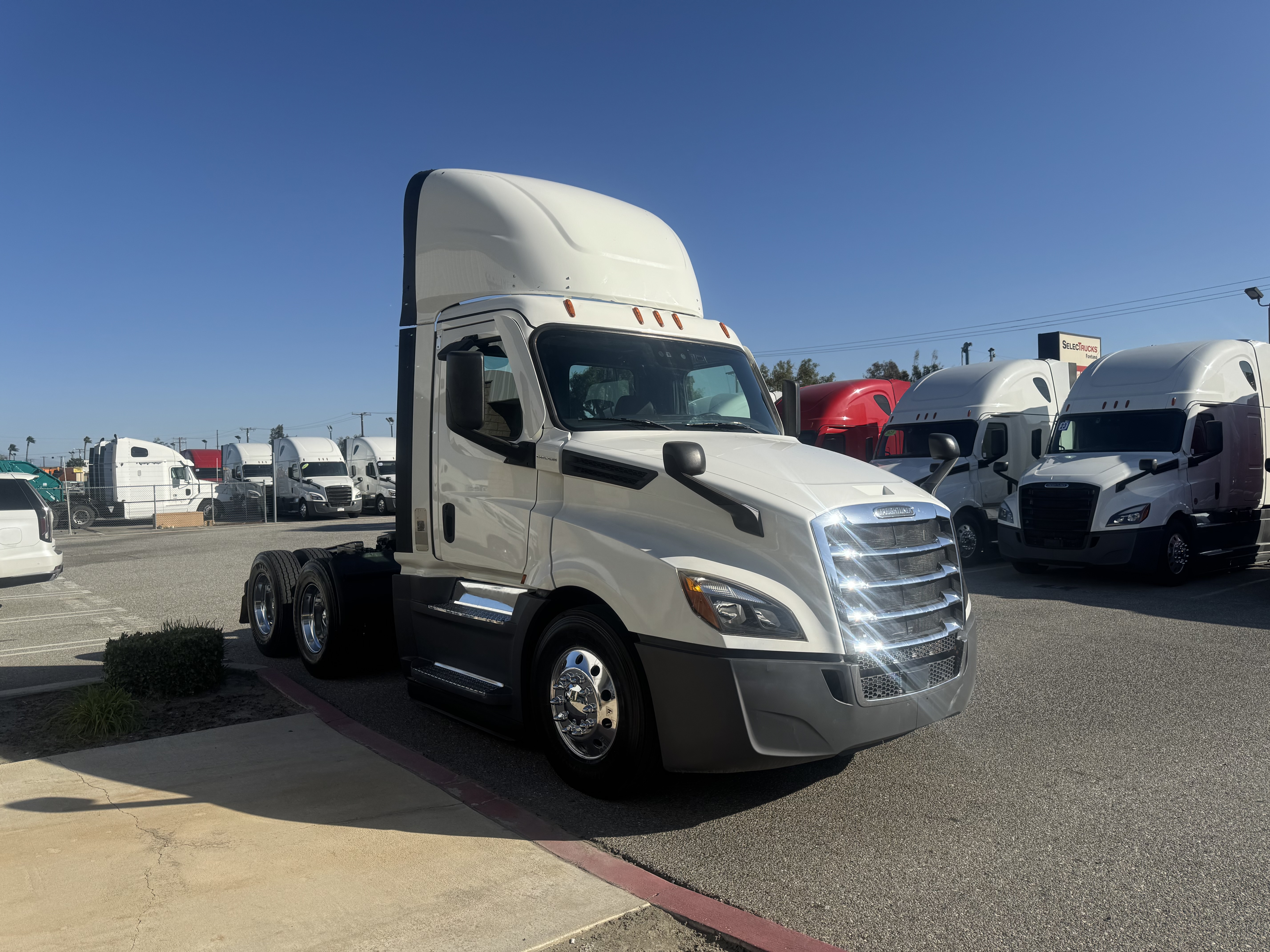 2021 FREIGHTLINER CASCADIA 126DC - image 8