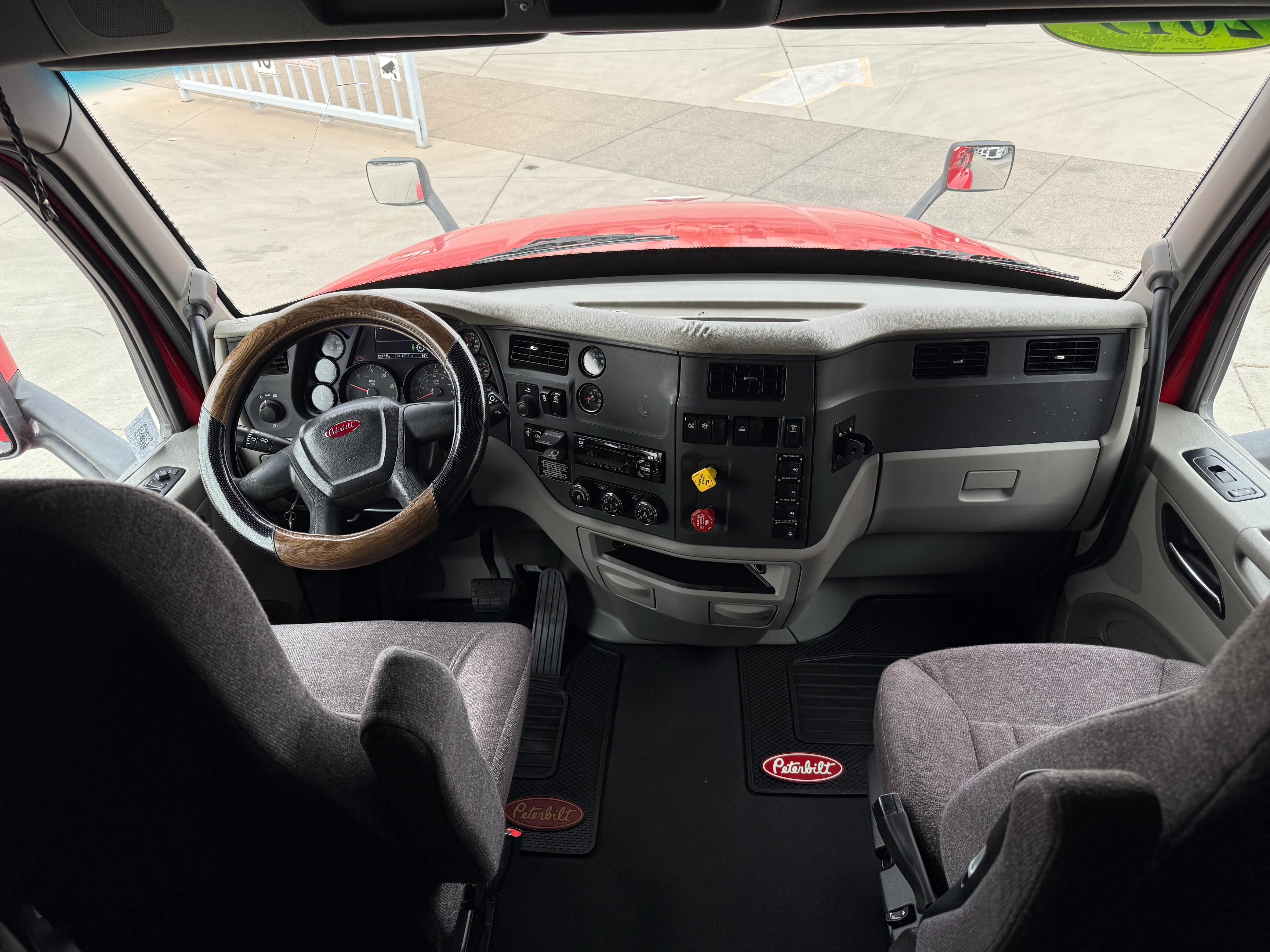 2019 PETERBILT 579 - image 10