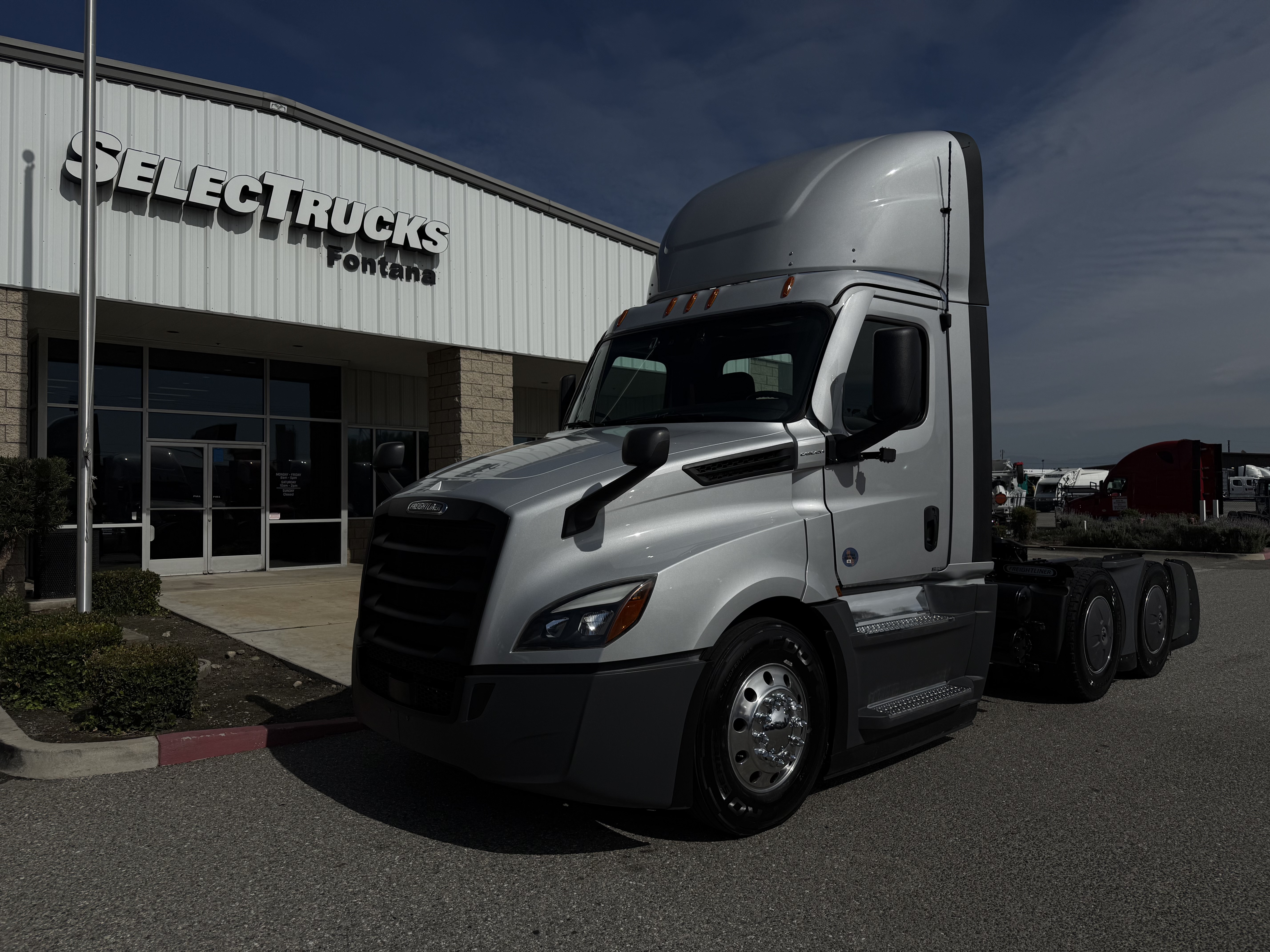 2024 FREIGHTLINER CASCADIA 126DC - image 2