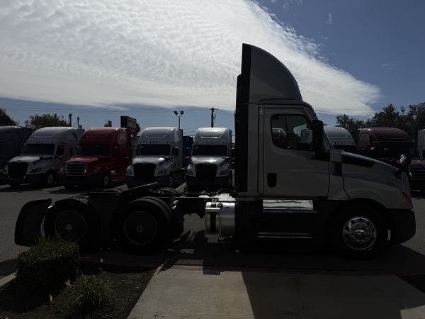 FREIGHTLINER CASCADIA 126DC 2024