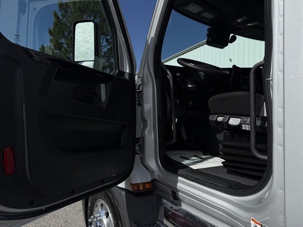 FREIGHTLINER CASCADIA 126DC 2024