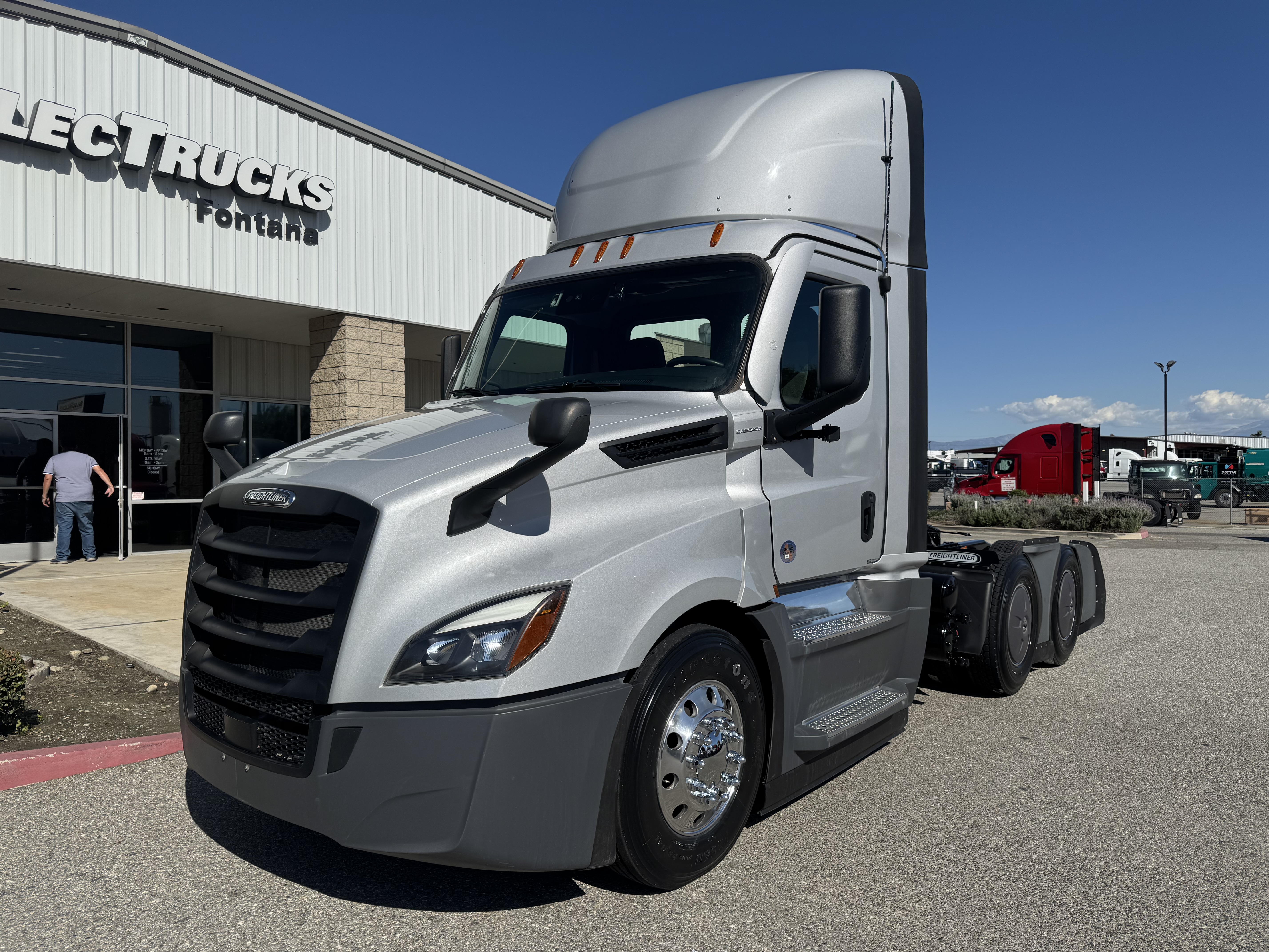2024 FREIGHTLINER CASCADIA 126DC - image 1
