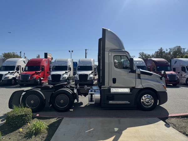 FREIGHTLINER CASCADIA 126DC 2024