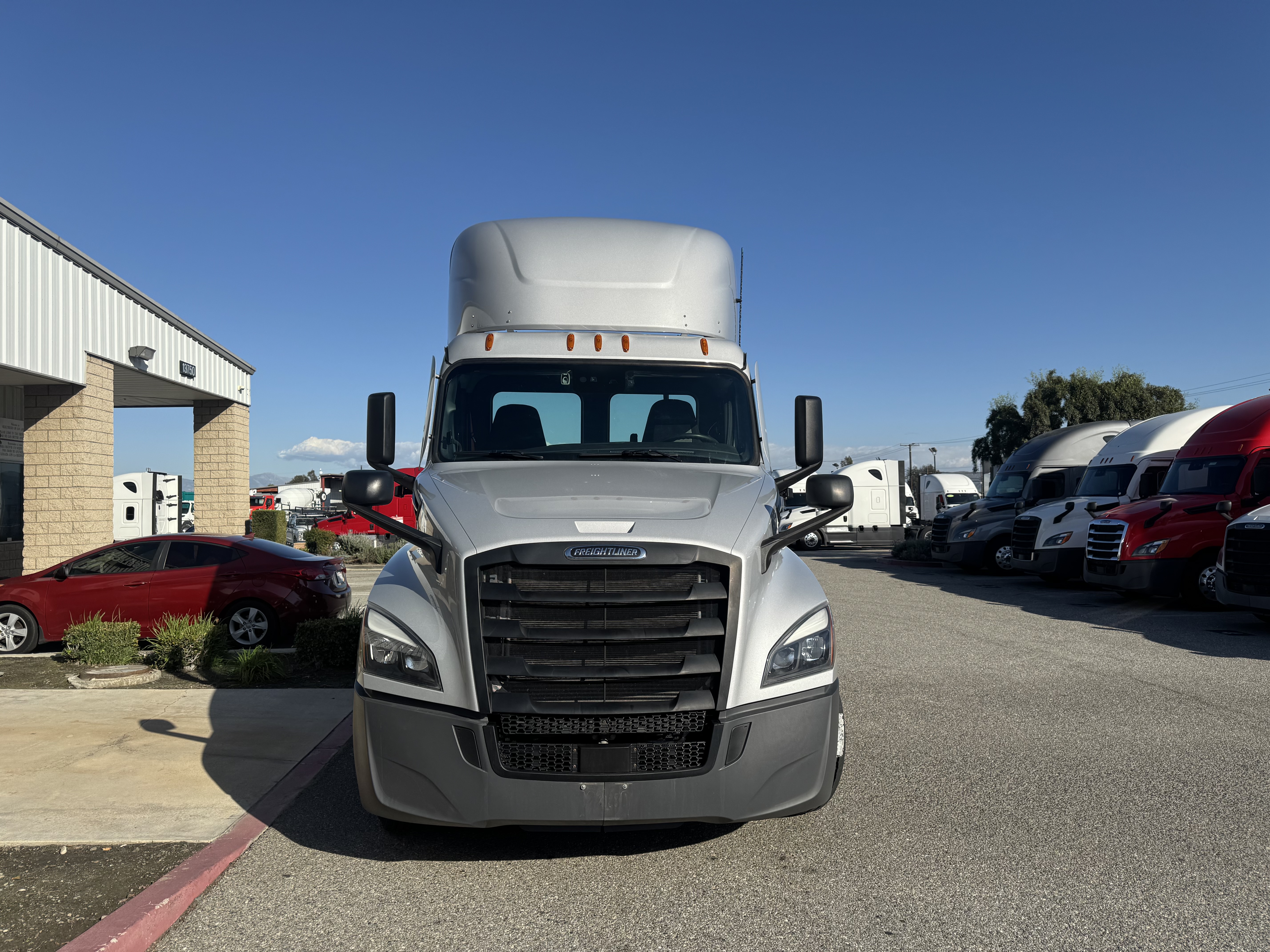 2024 FREIGHTLINER CASCADIA 126DC - image 1