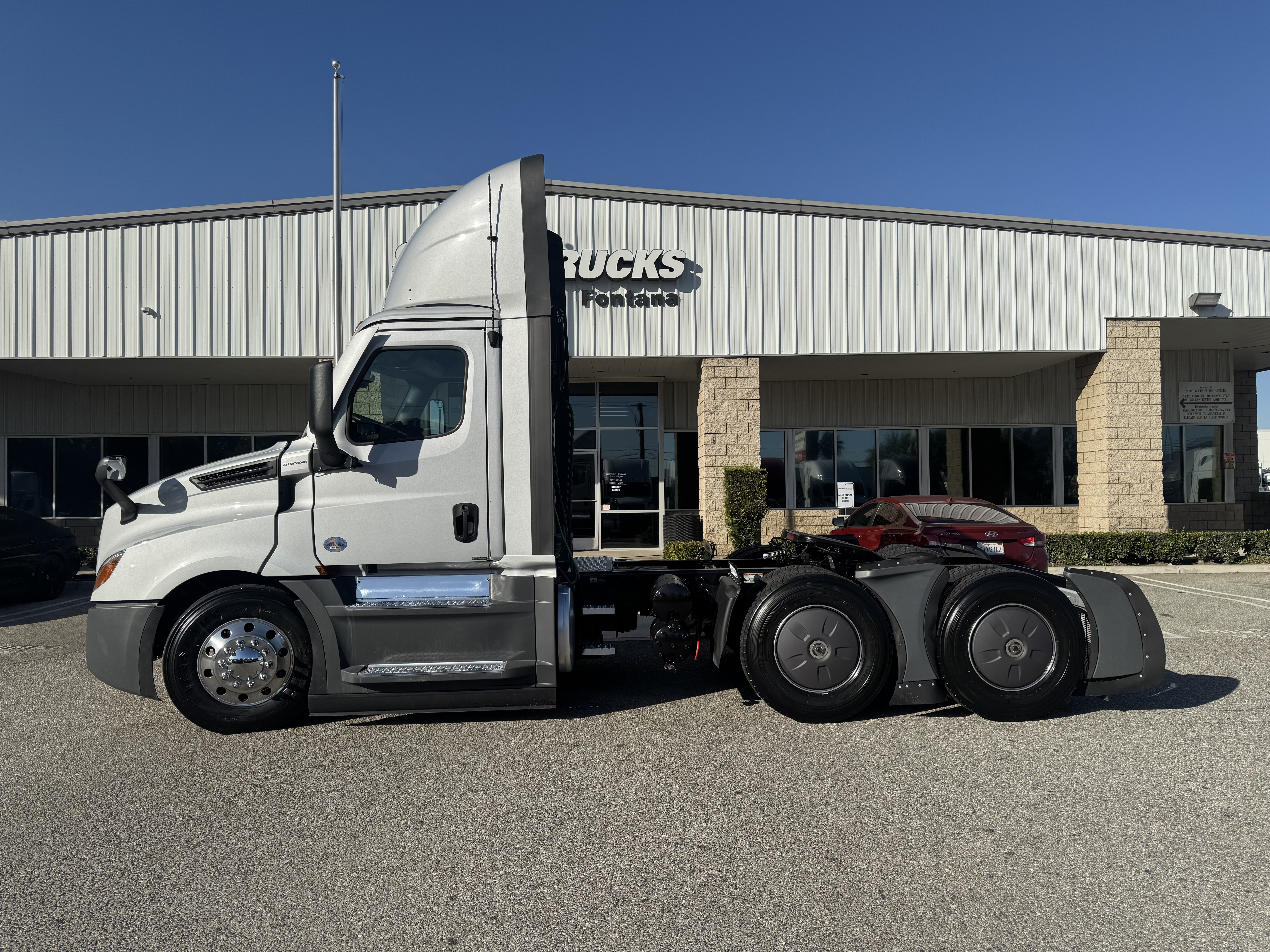 2024 FREIGHTLINER CASCADIA 126DC - image 3