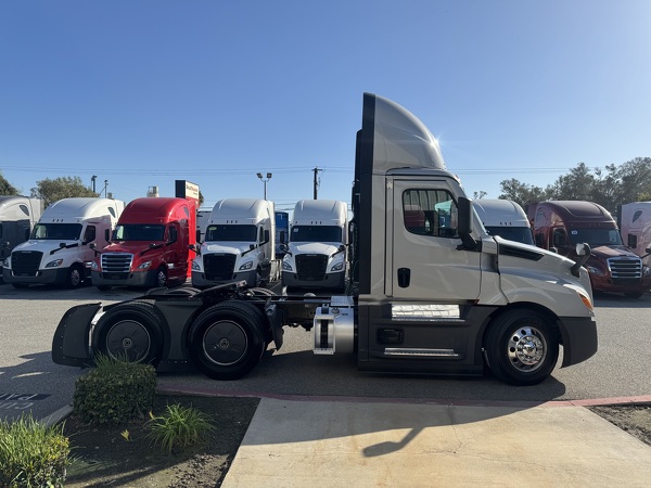 FREIGHTLINER CASCADIA 126DC 2024