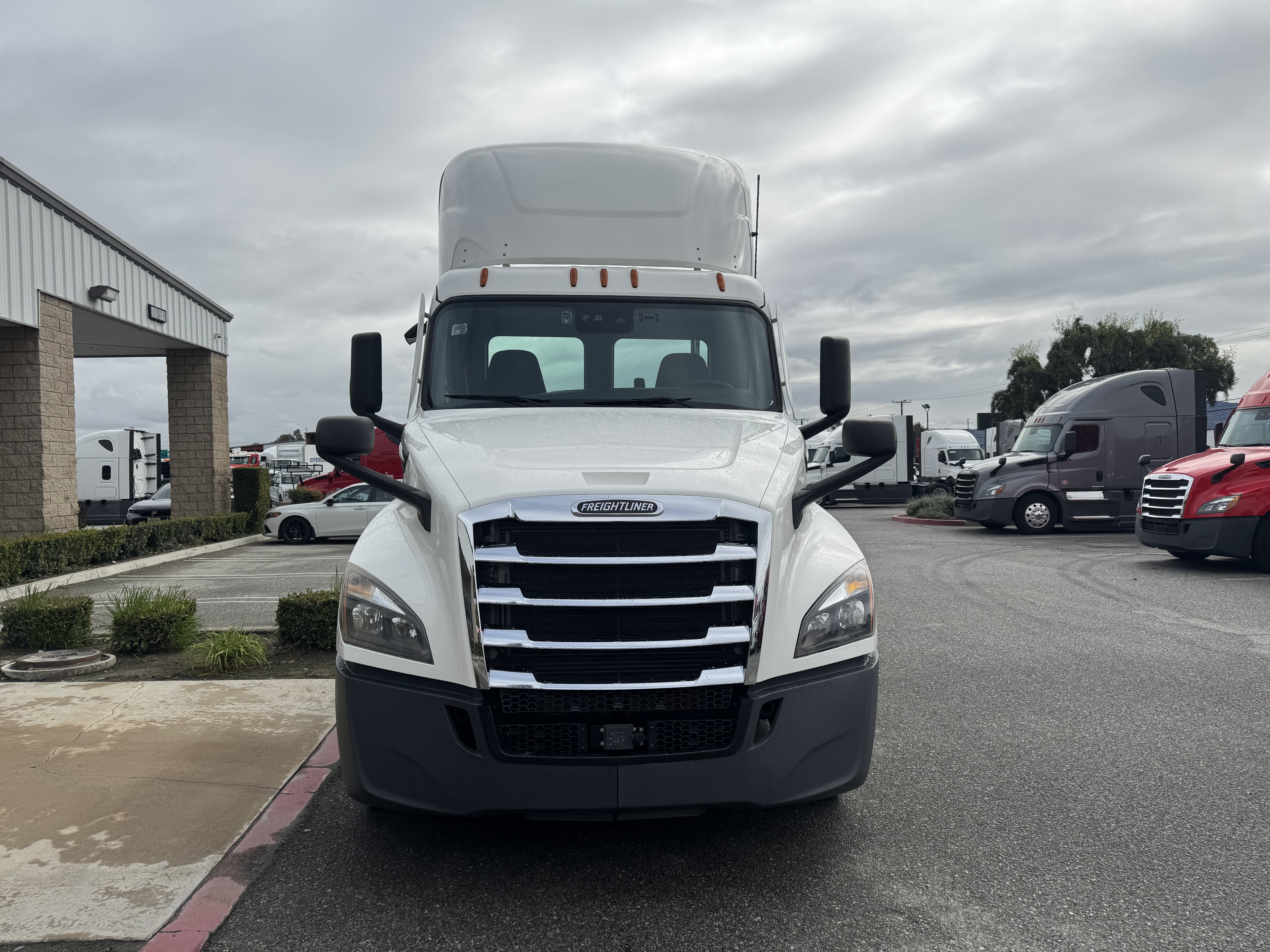 2021 FREIGHTLINER CASCADIA 126DC - image 2