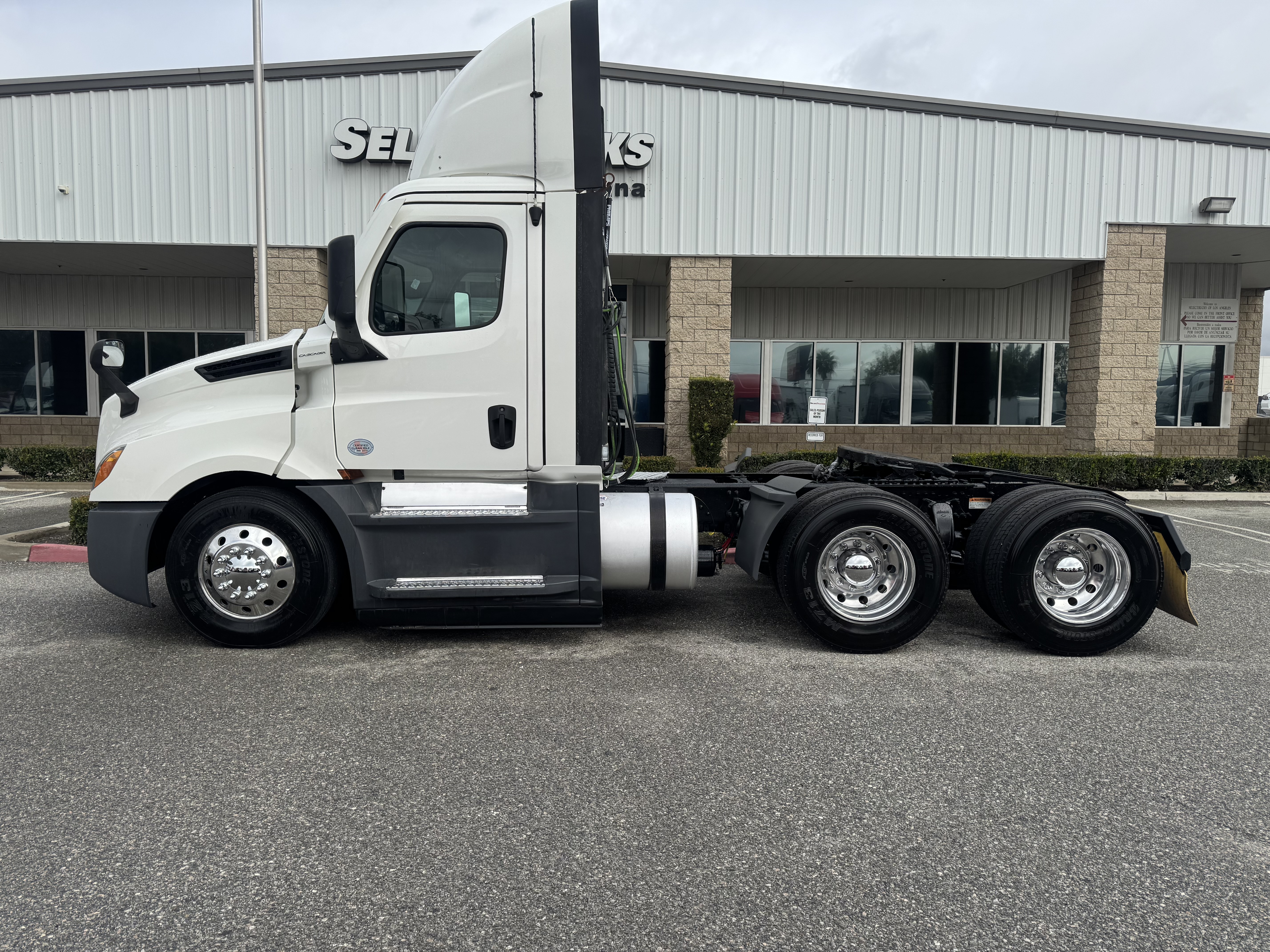 2021 FREIGHTLINER CASCADIA 126DC - image 3
