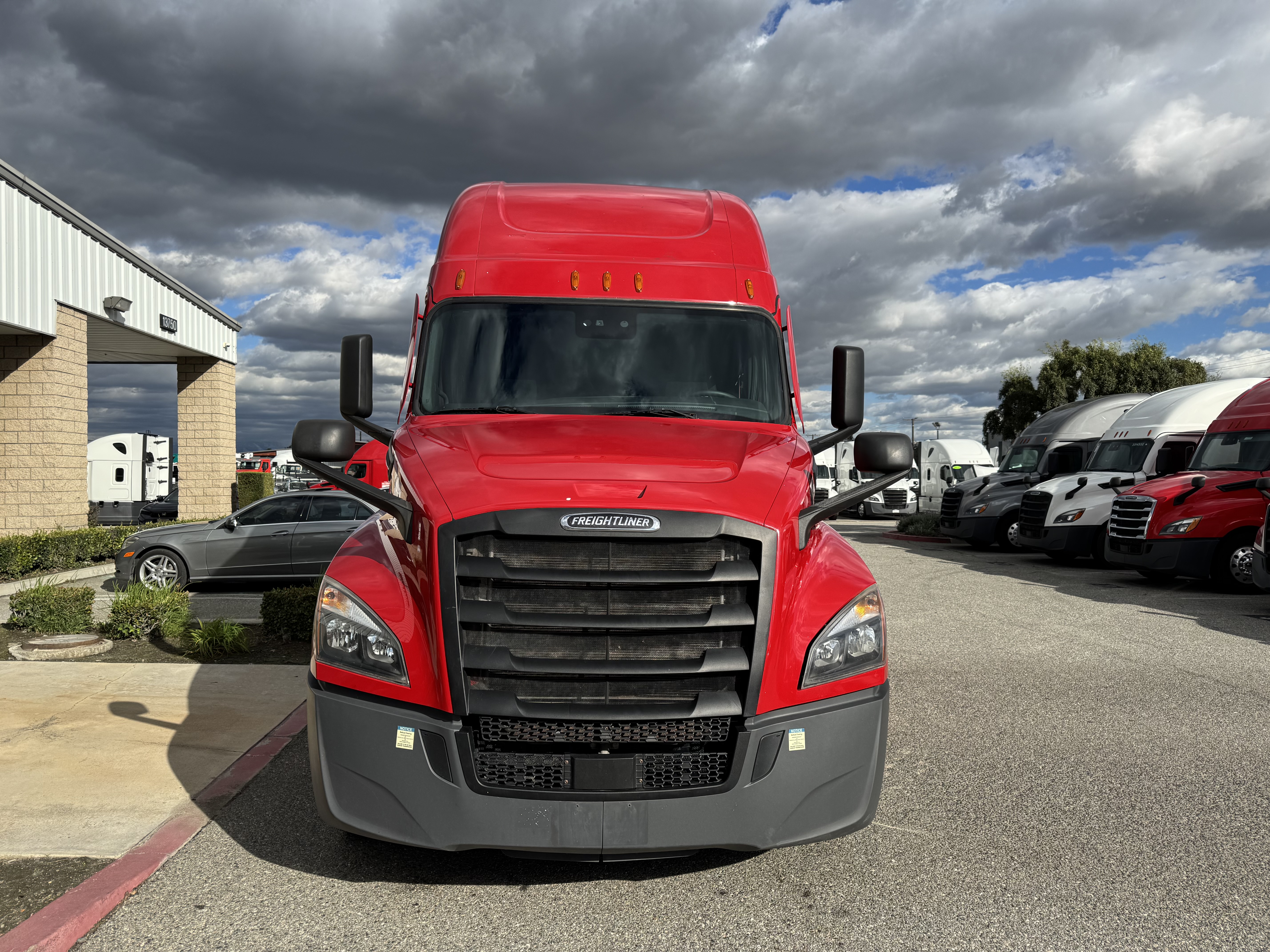 2022 FREIGHTLINER CASCADIA 126SLP - image 2