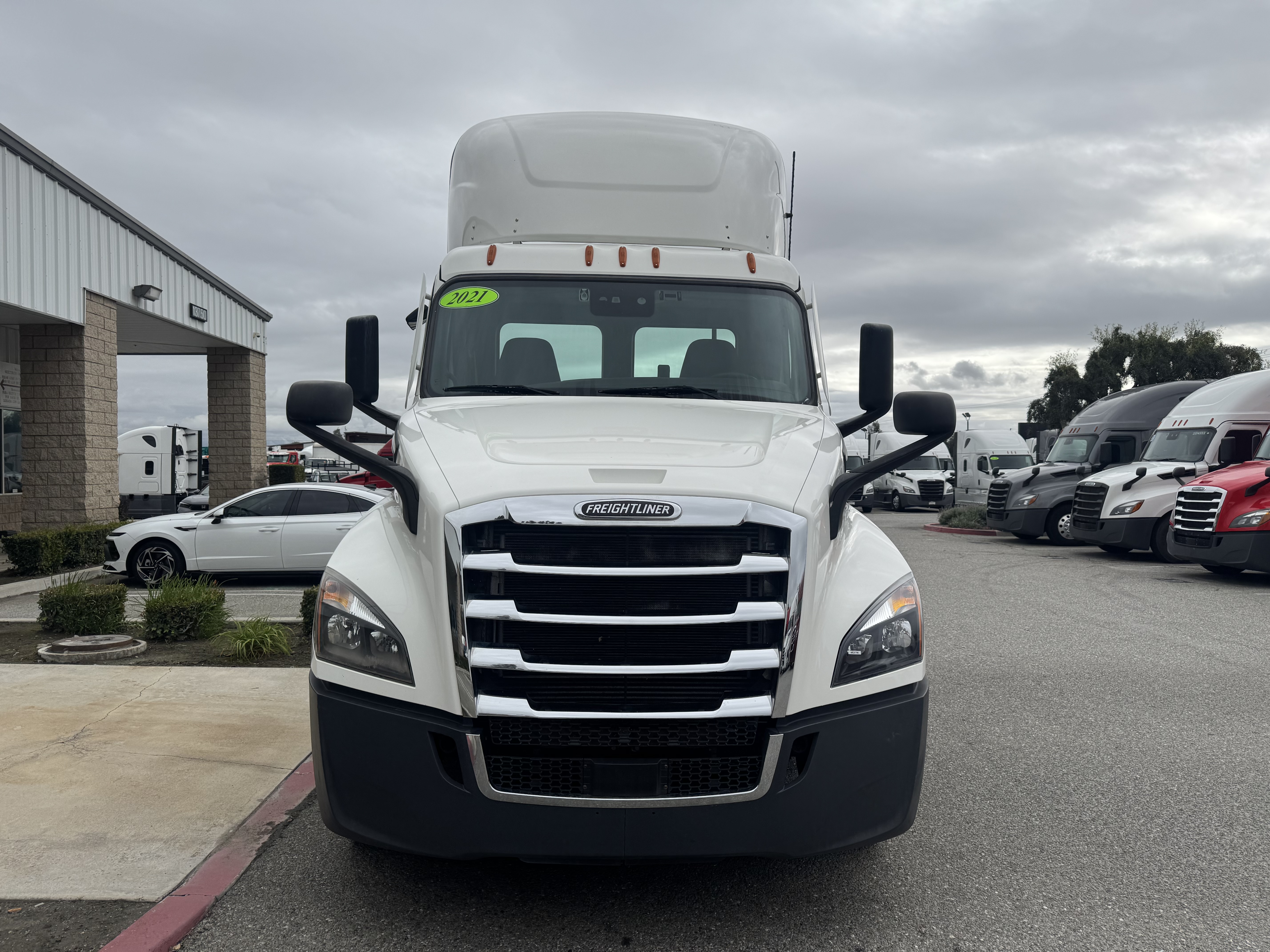 2021 FREIGHTLINER CASCADIA 126DC - image 2