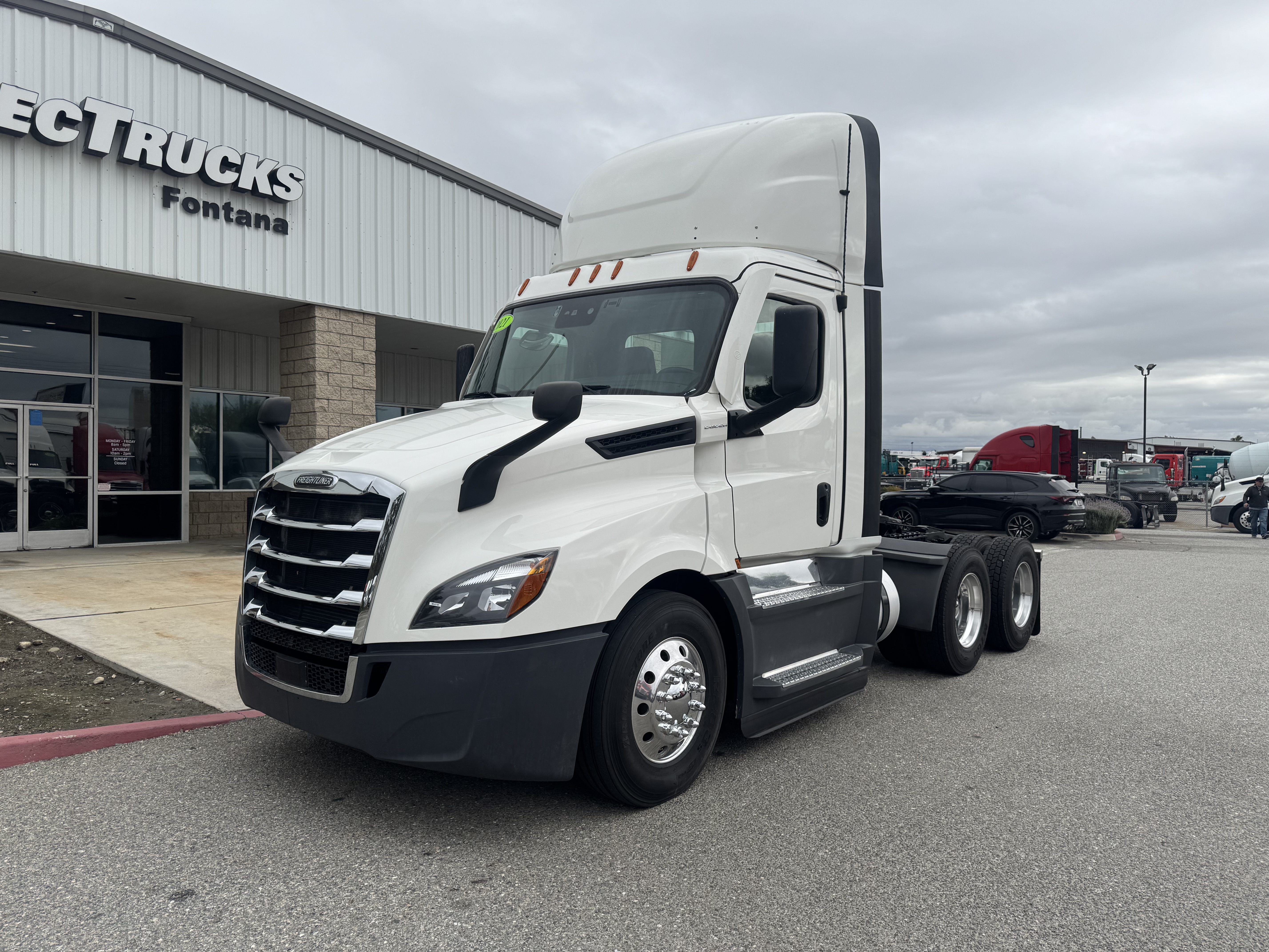 2021 FREIGHTLINER CASCADIA 126DC - image 1