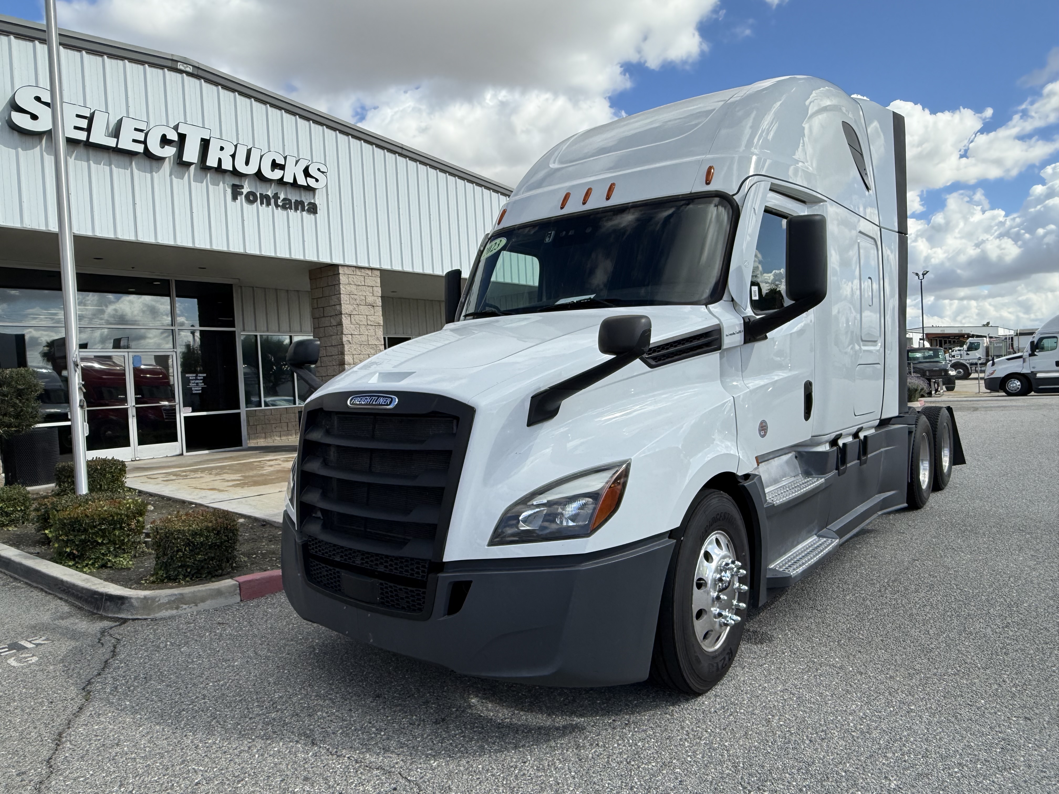 2023 FREIGHTLINER CASCADIA 126SLP - image 1