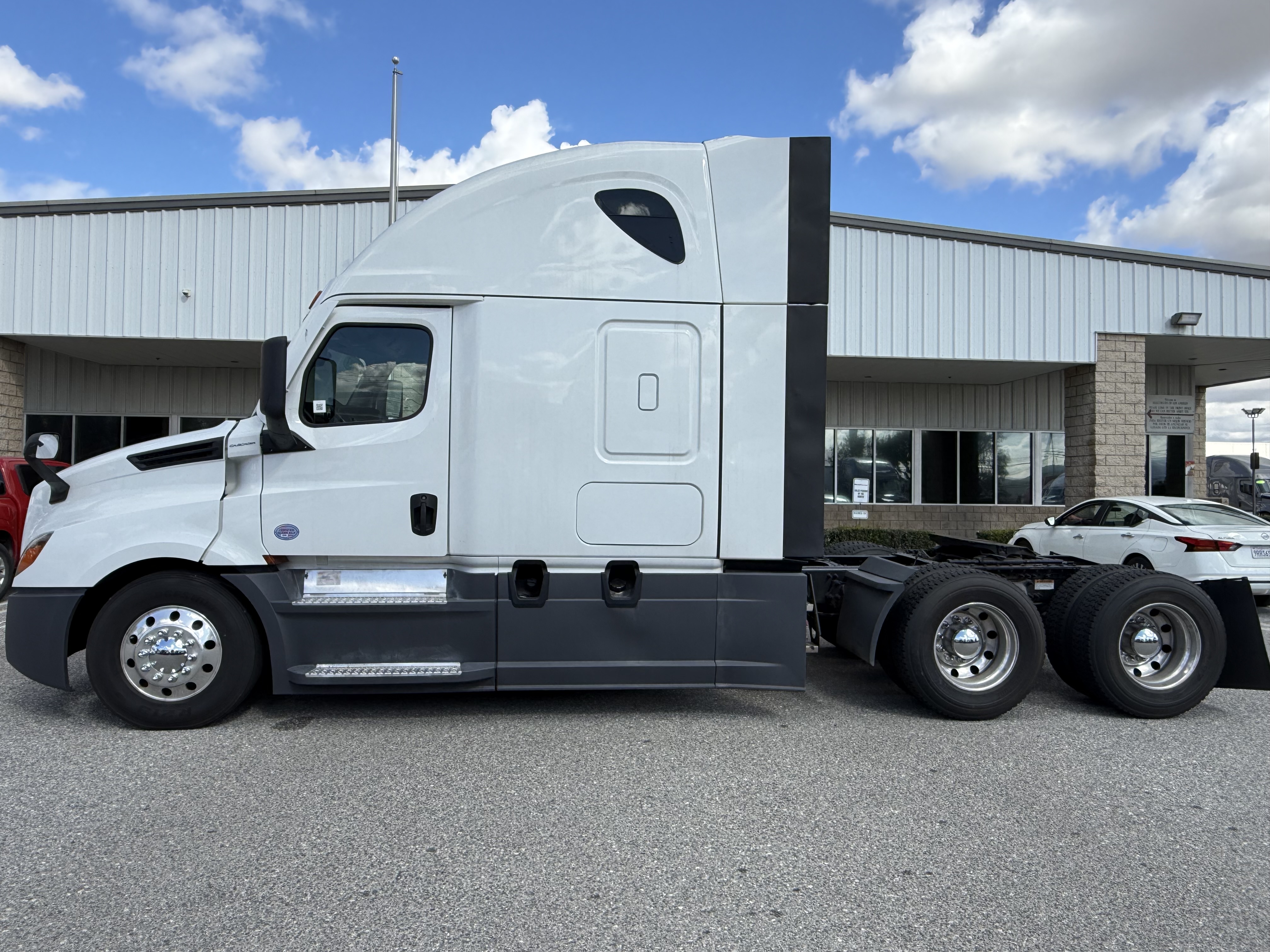 2023 FREIGHTLINER CASCADIA 126SLP - image 3