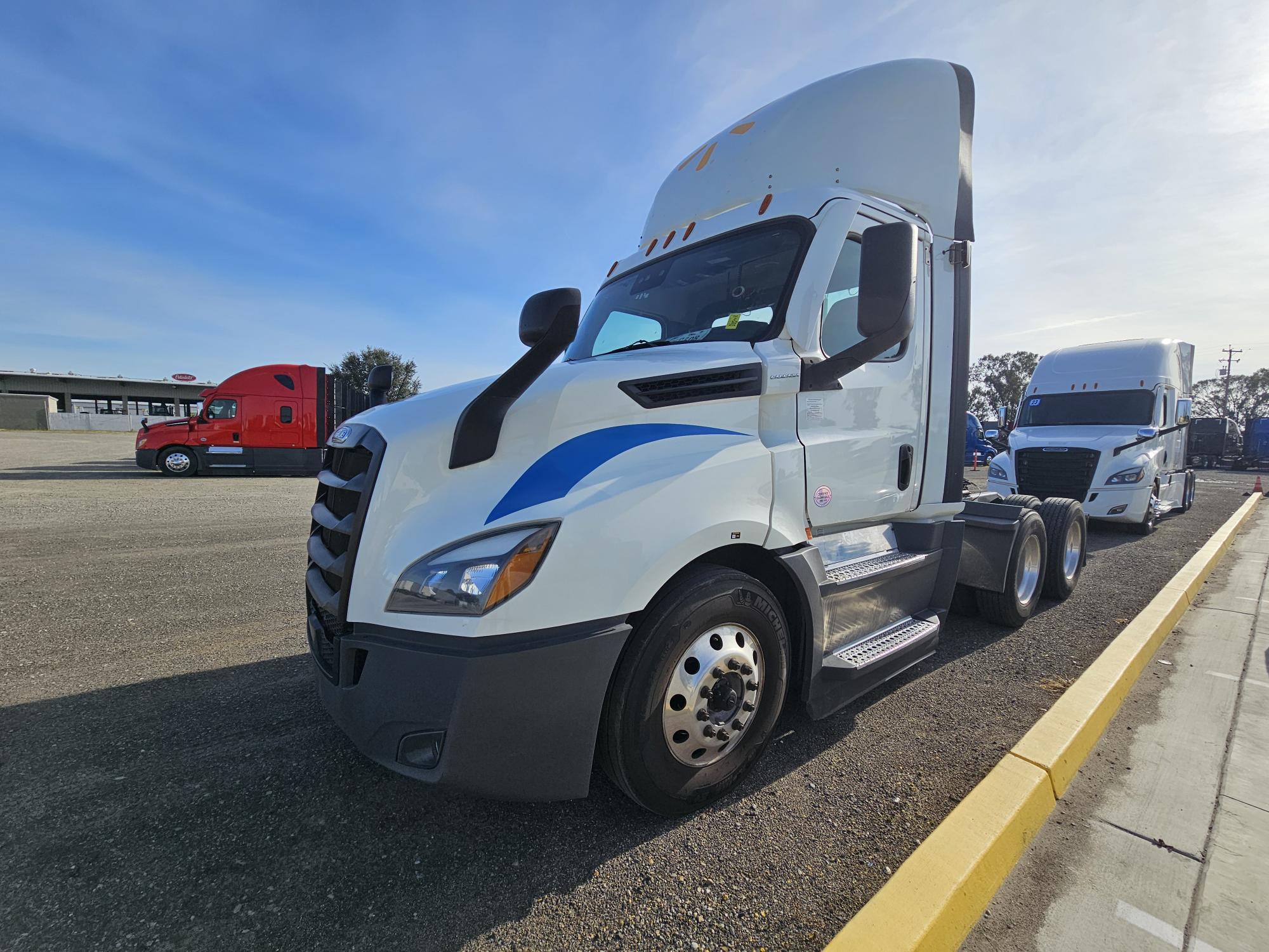 2022 FREIGHTLINER CASCADIA 126DC - image 1