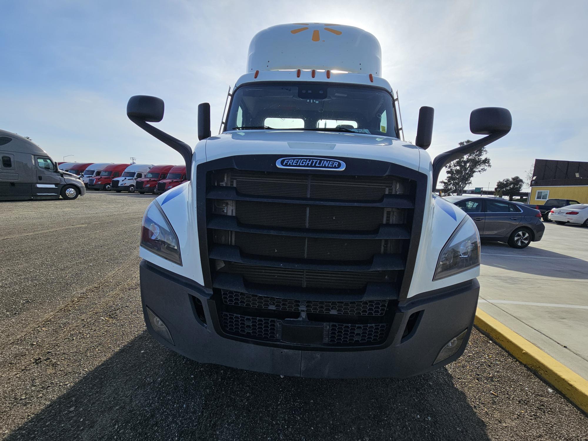 2022 FREIGHTLINER CASCADIA 126DC - image 2