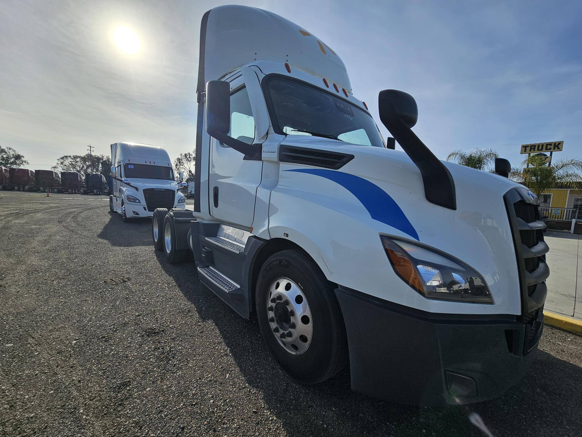 2022 FREIGHTLINER CASCADIA 126DC - image 3