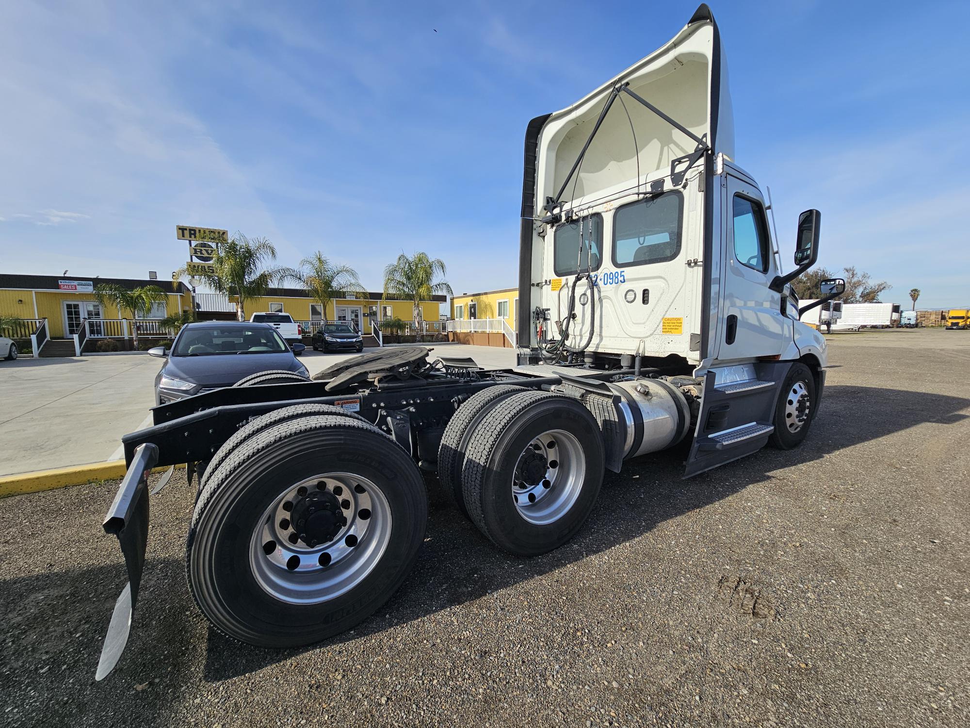 2022 FREIGHTLINER CASCADIA 126DC - image 4